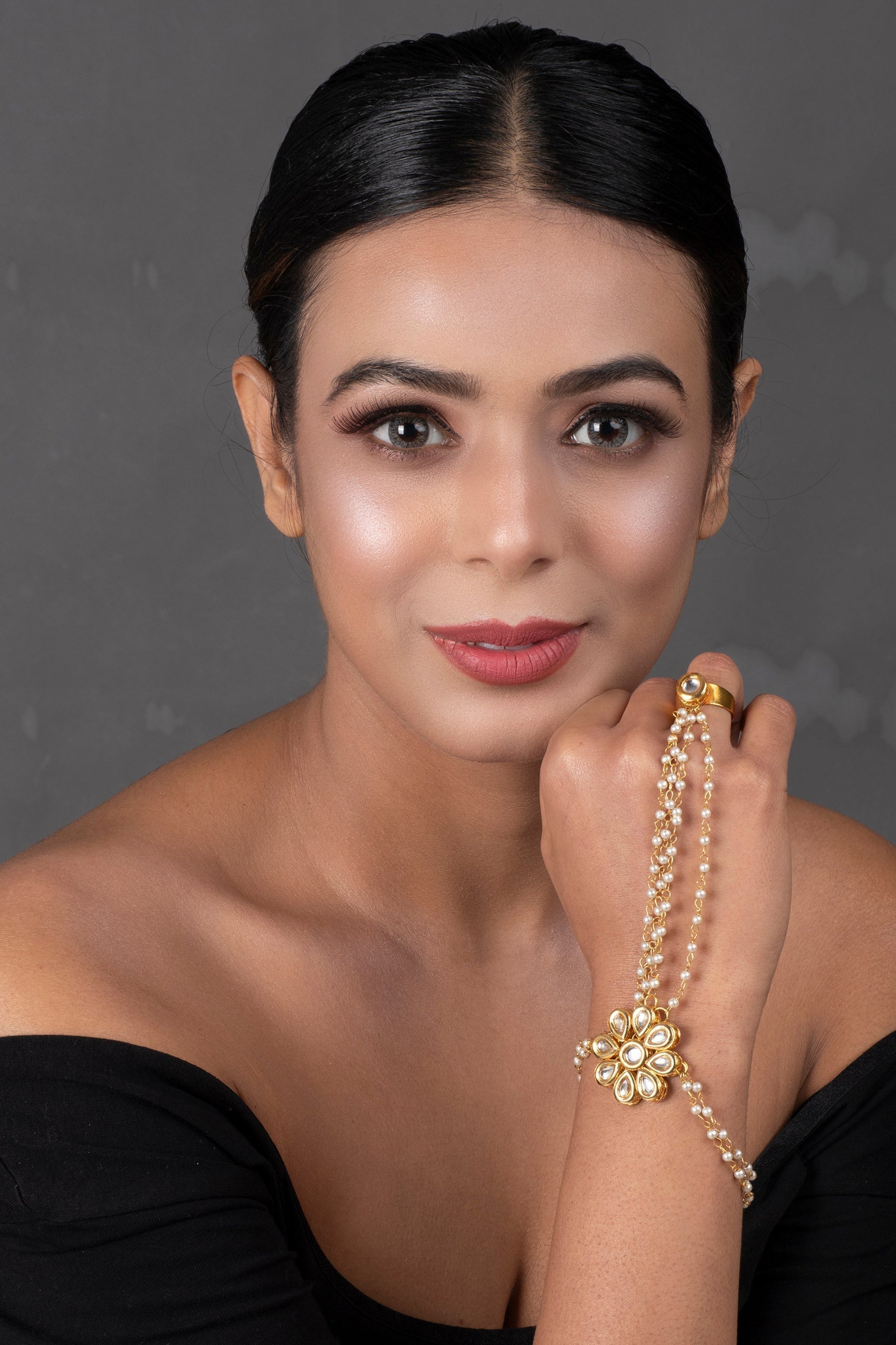 Peryl Women's Gold Tone Floral Kundan Haathphool With Pearls 