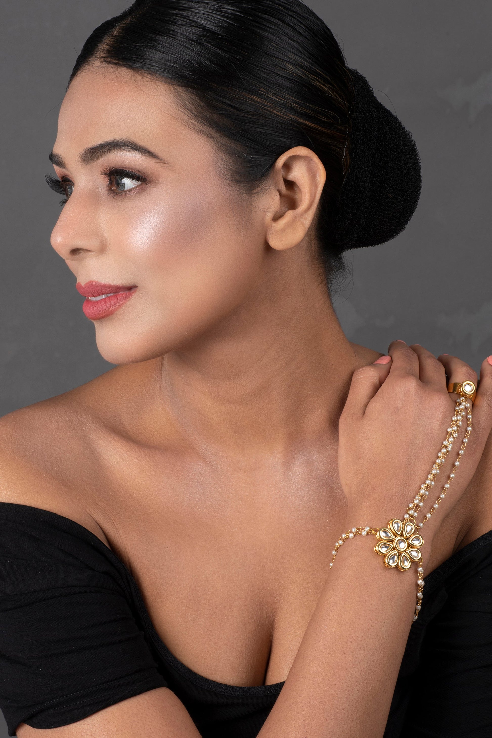 Peryl Women's Gold Tone Floral Kundan Haathphool With Pearls 