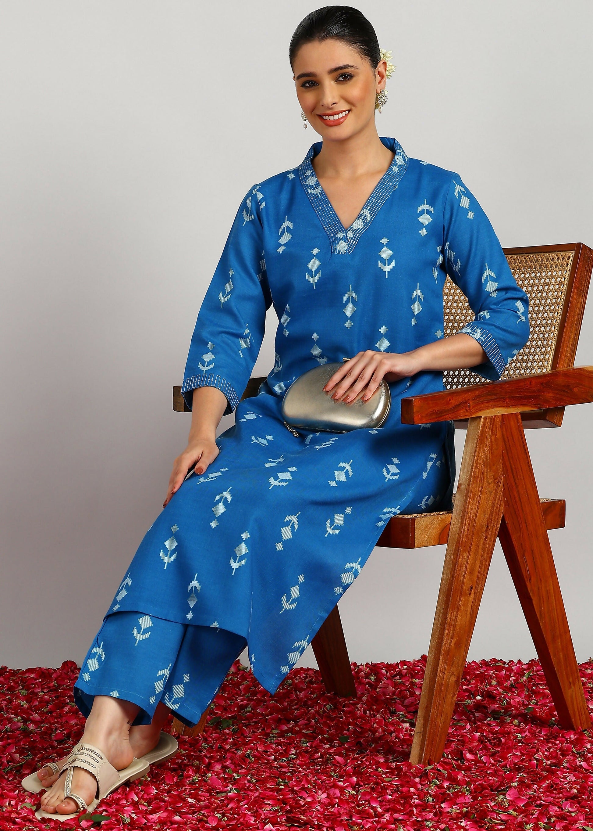 Aavyora Women's Blue Ikat Printed Ethnic Co-ord Set 