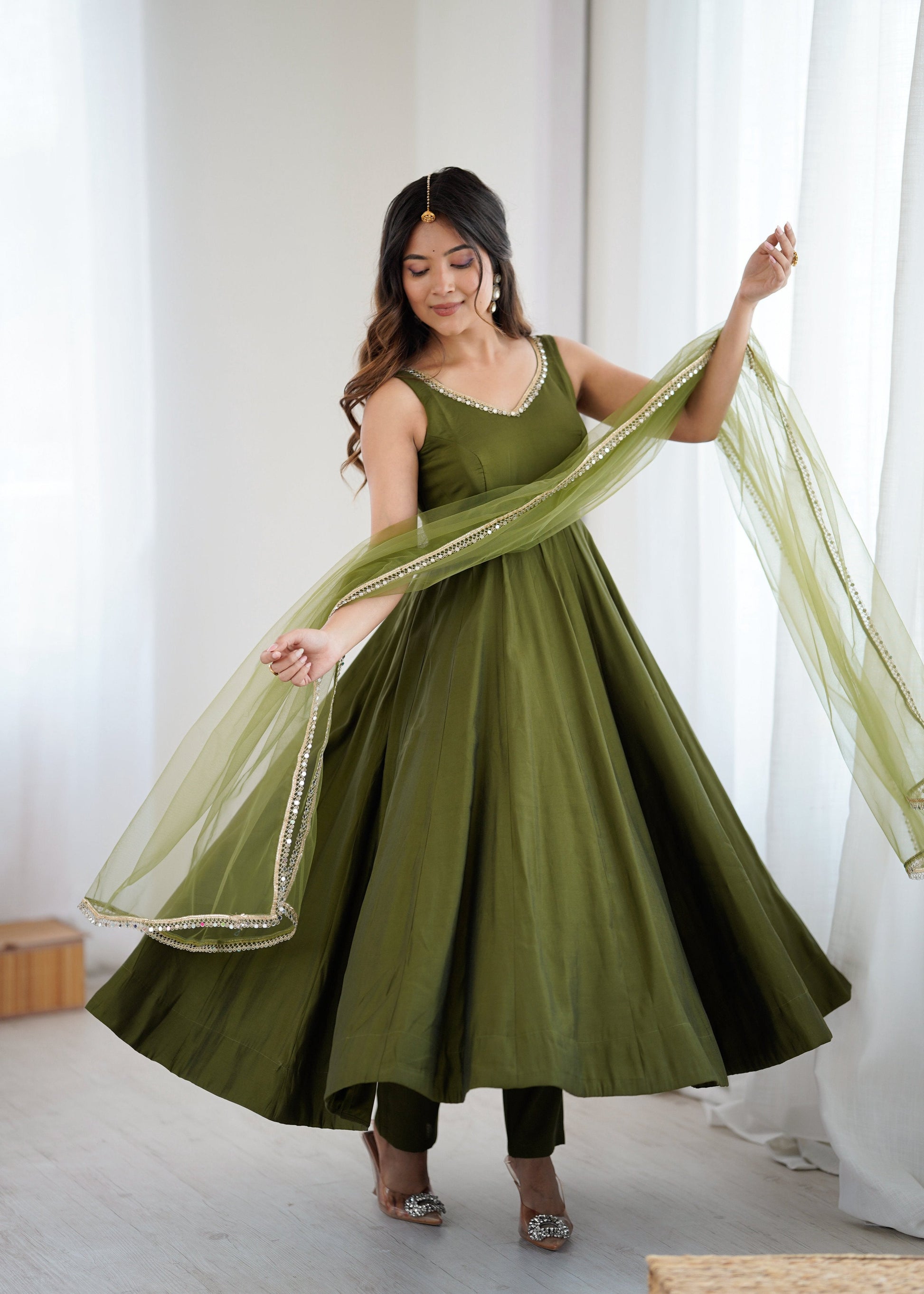 Lorenvalley Fashion Green Pure Romansilk Chanderi Fabric Yoke Fancy Lace Work Anarkali Kurta Pant With Dupatta Set 
