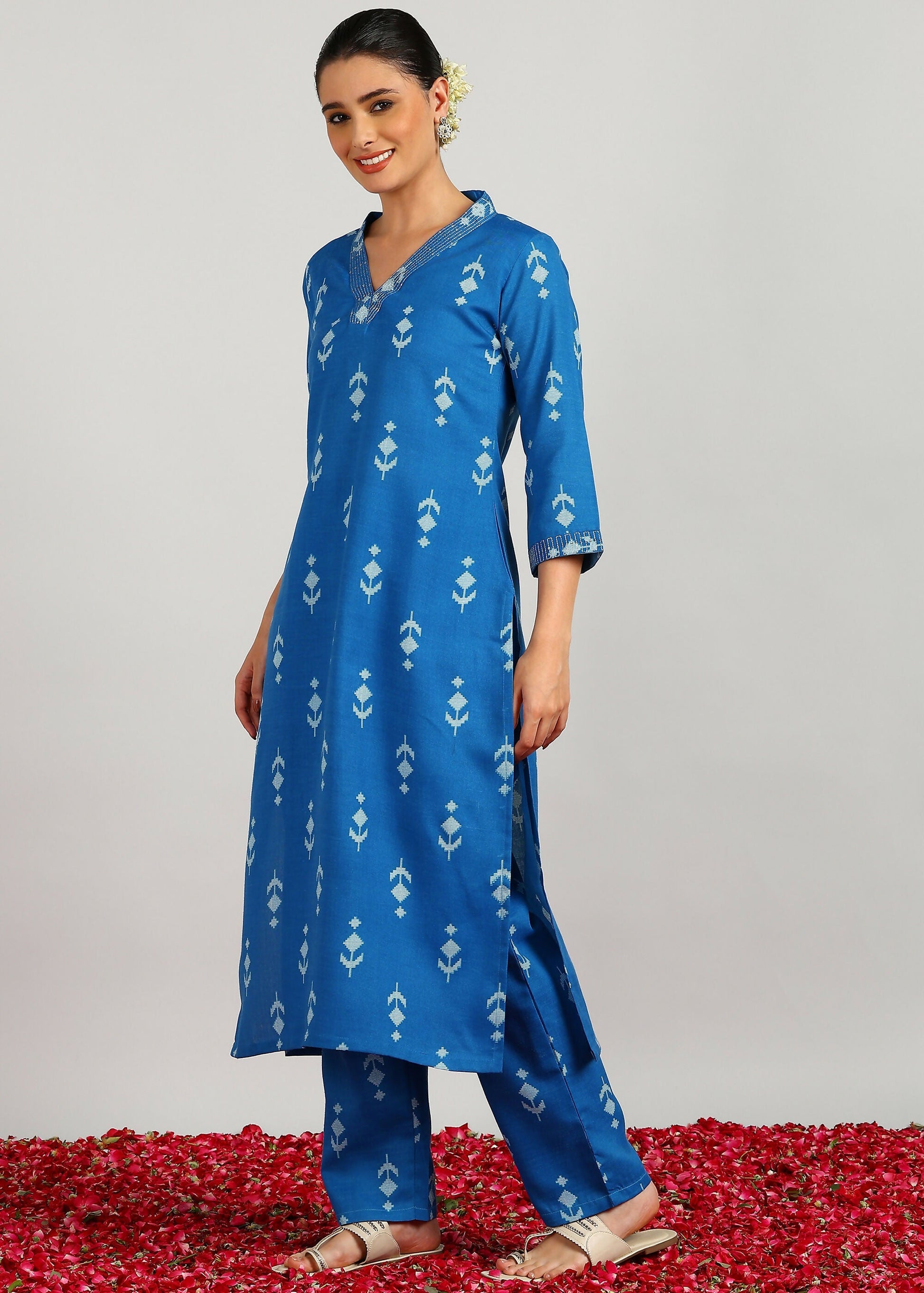Aavyora Women's Blue Ikat Printed Ethnic Co-ord Set 
