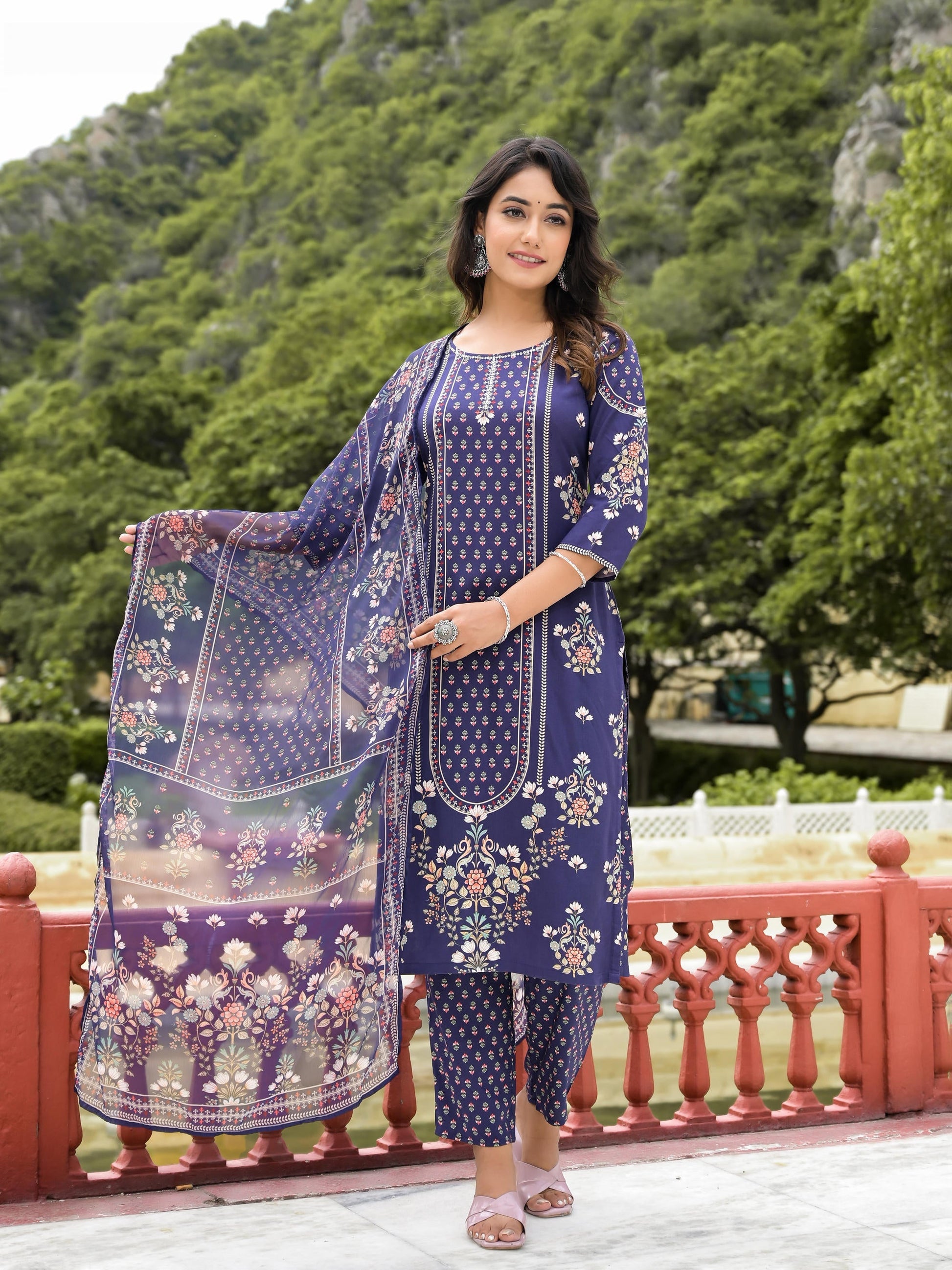Juniper Women's Blue Viscose Rayon Printed Kurta Set