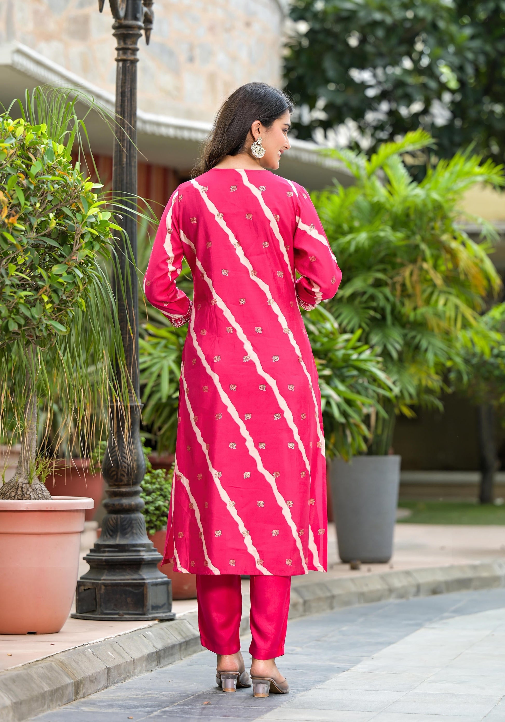 Juniper Women's Pink Lehriya Printed Musline Kurta Set With Mirror Work & Sequins