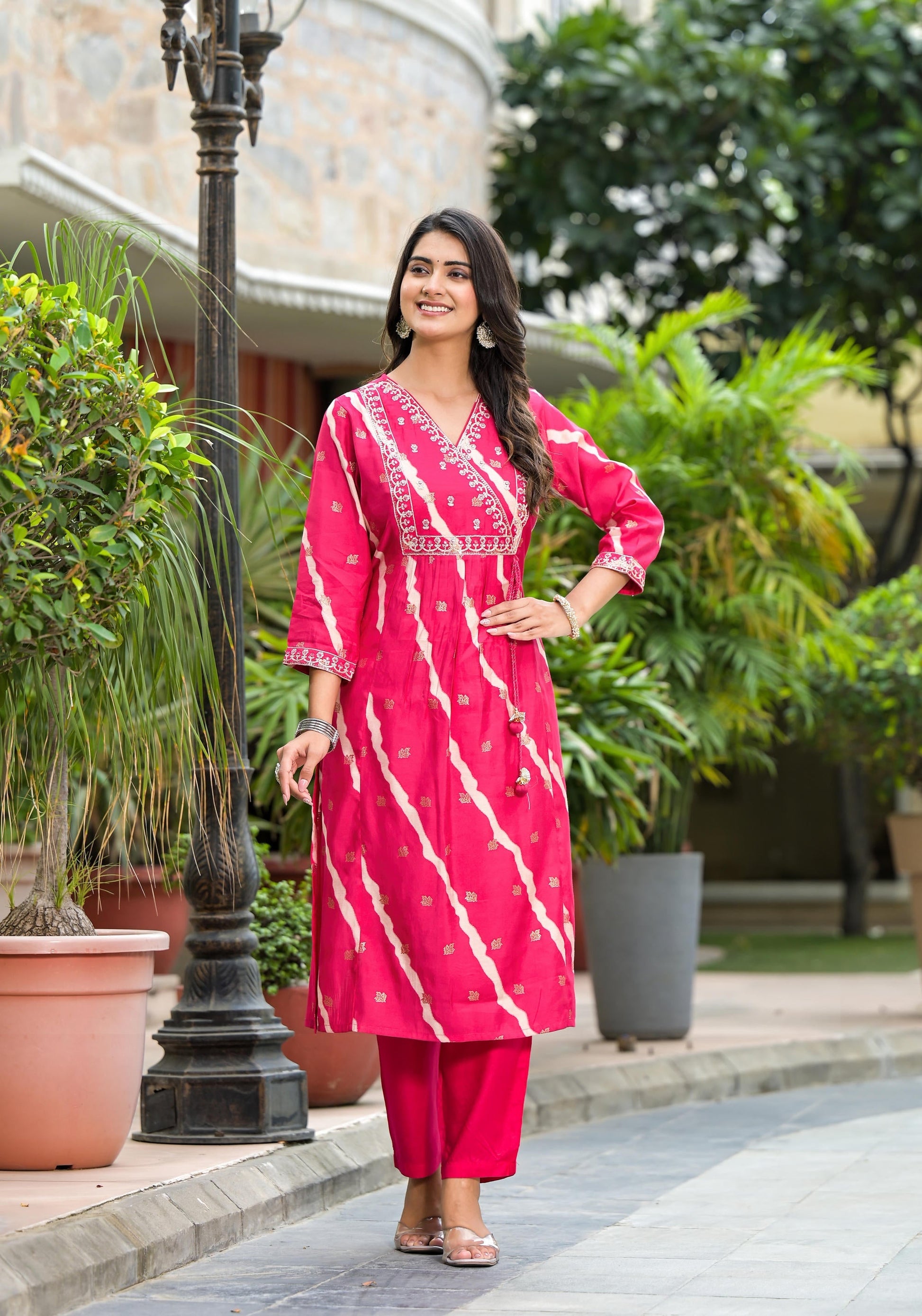 Juniper Women's Pink Lehriya Printed Musline Kurta Set With Mirror Work & Sequins