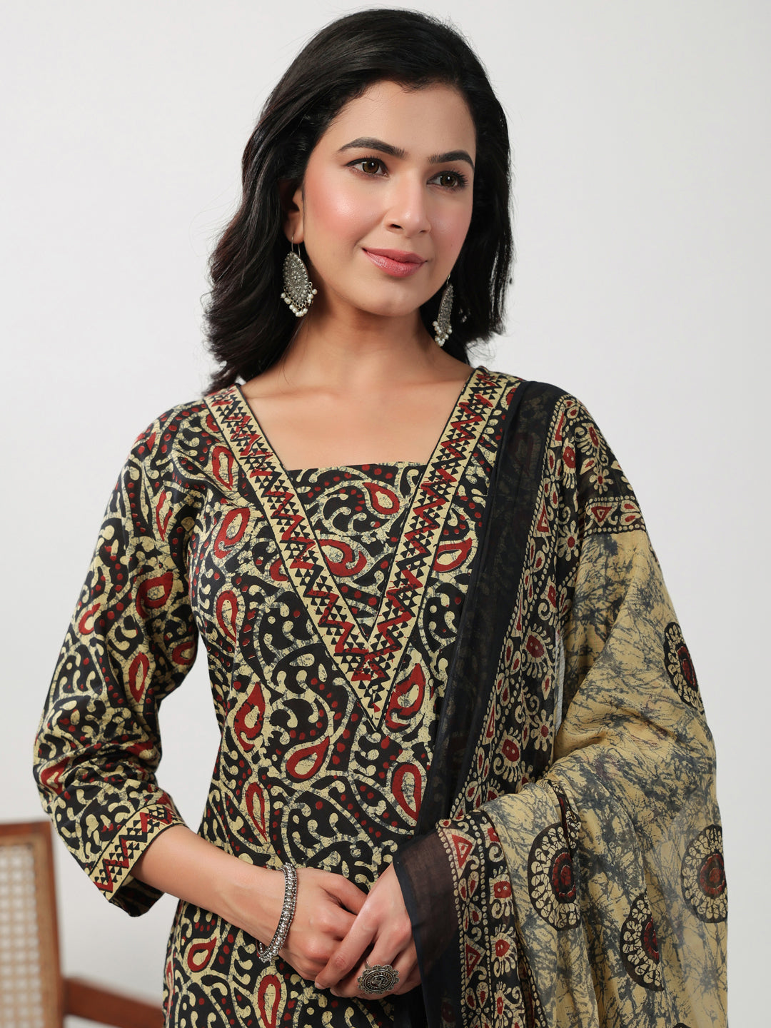 Janasya Straight Cambric Black Batik V-Neck Set 