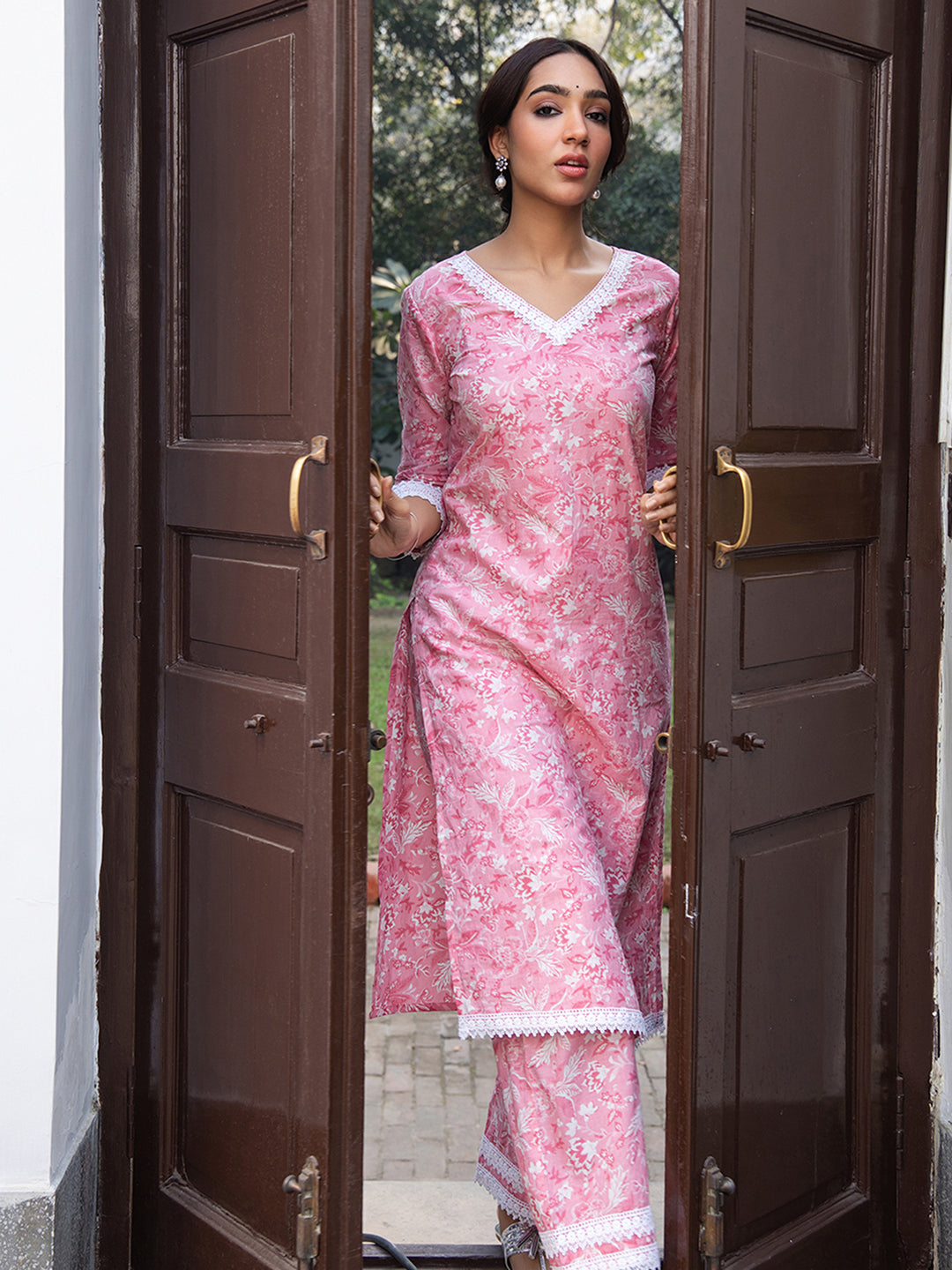 Janasya Regular Cambric Pink Floral V-Neck Kurta Set 
