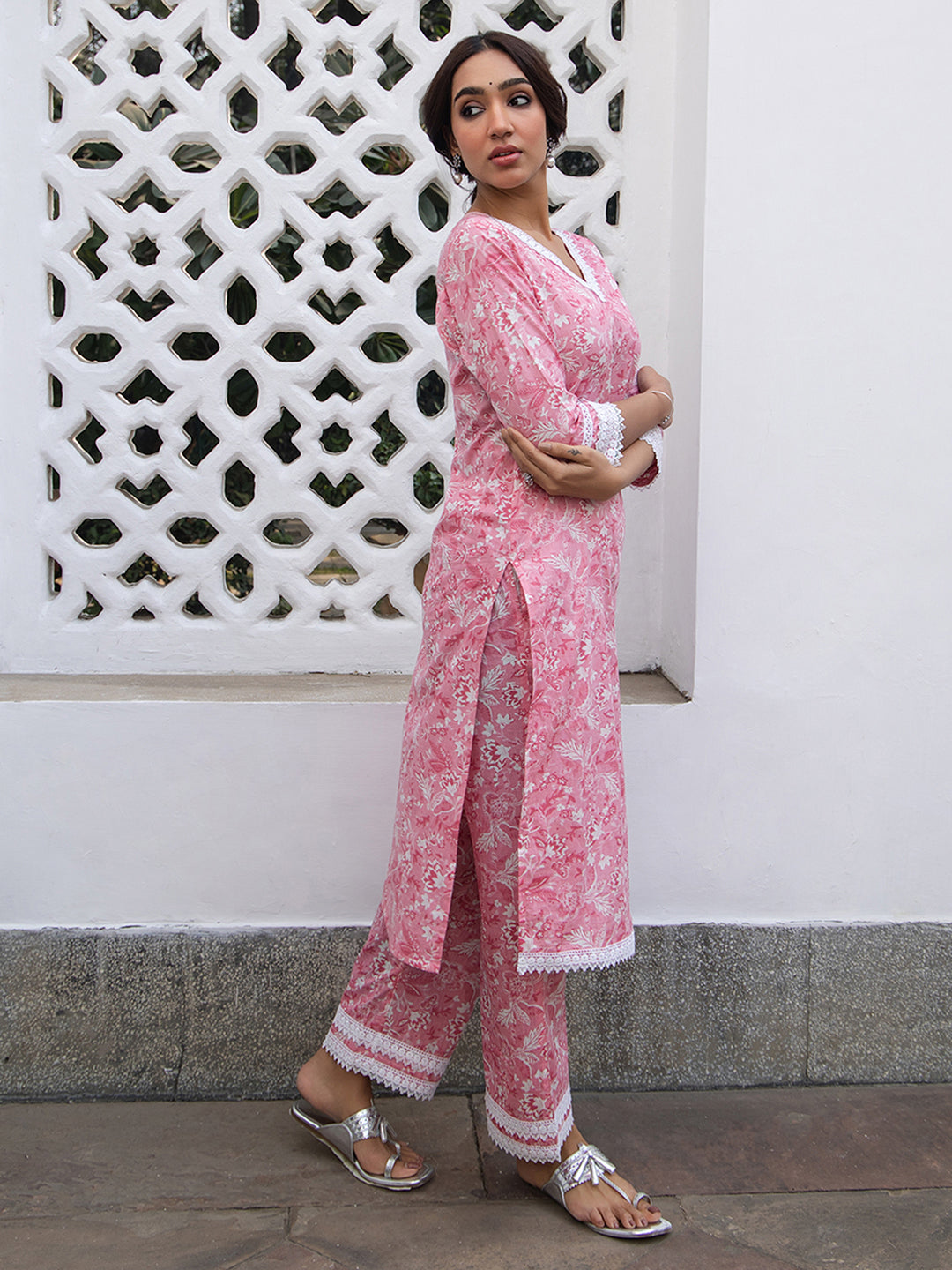 Janasya Regular Cambric Pink Floral V-Neck Kurta Set 