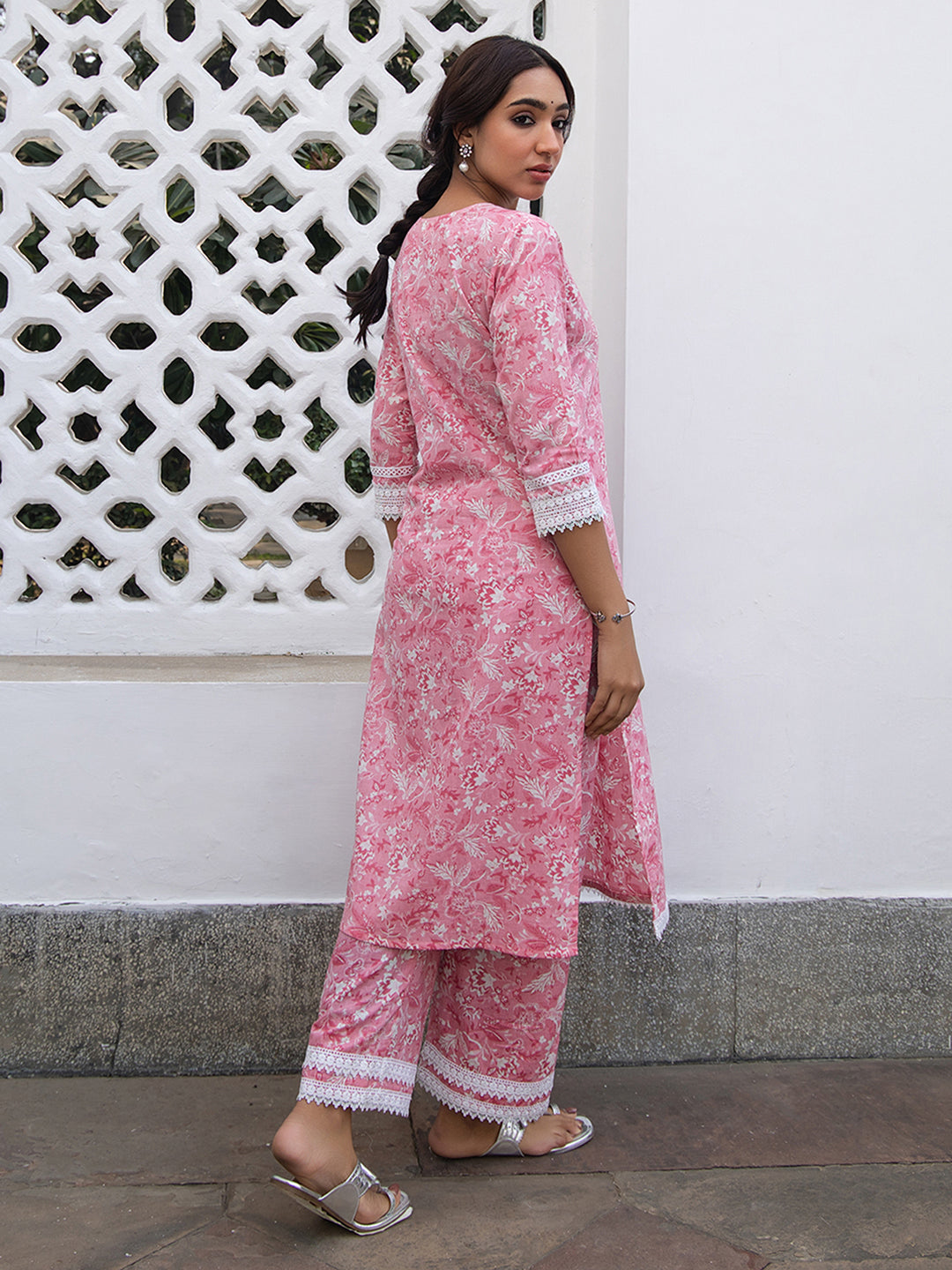 Janasya Regular Cambric Pink Floral V-Neck Kurta Set 