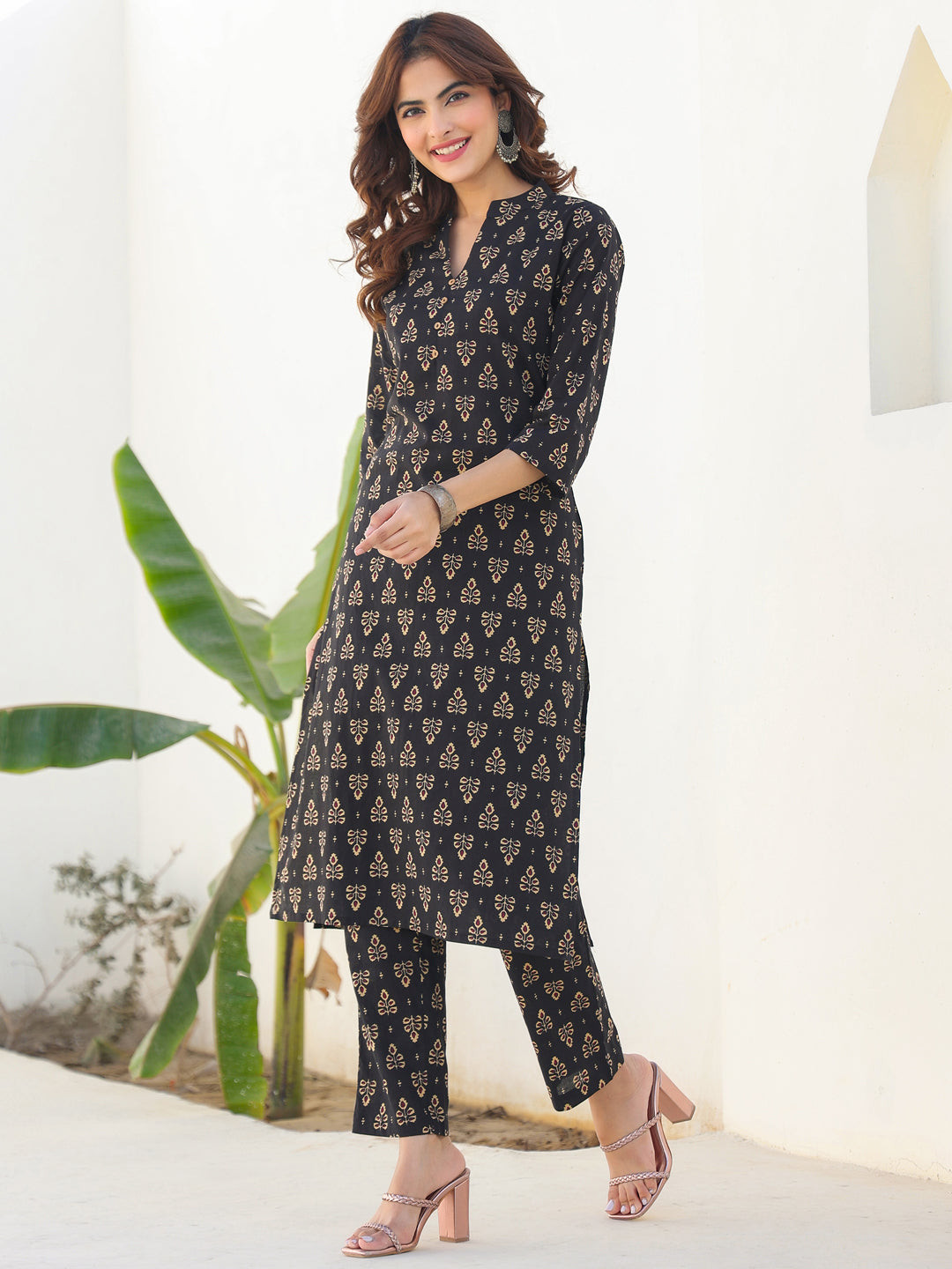 Janasya Dark Cotton Floral Straight Kurta Set 