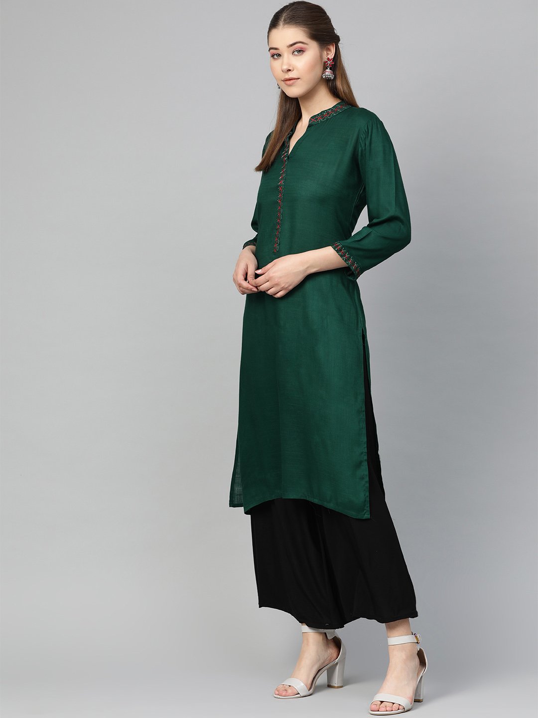 Jompers Women Green Embroidered Straight Kurta