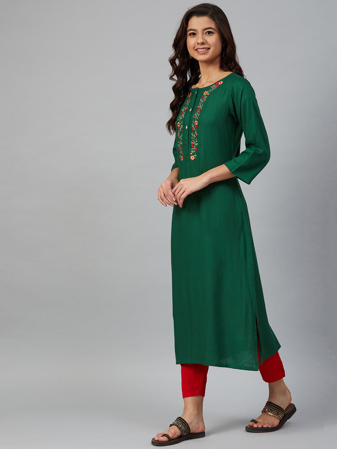 Jompers Women Green & Peach-Coloured Yoke Embroidered Straight Kurta