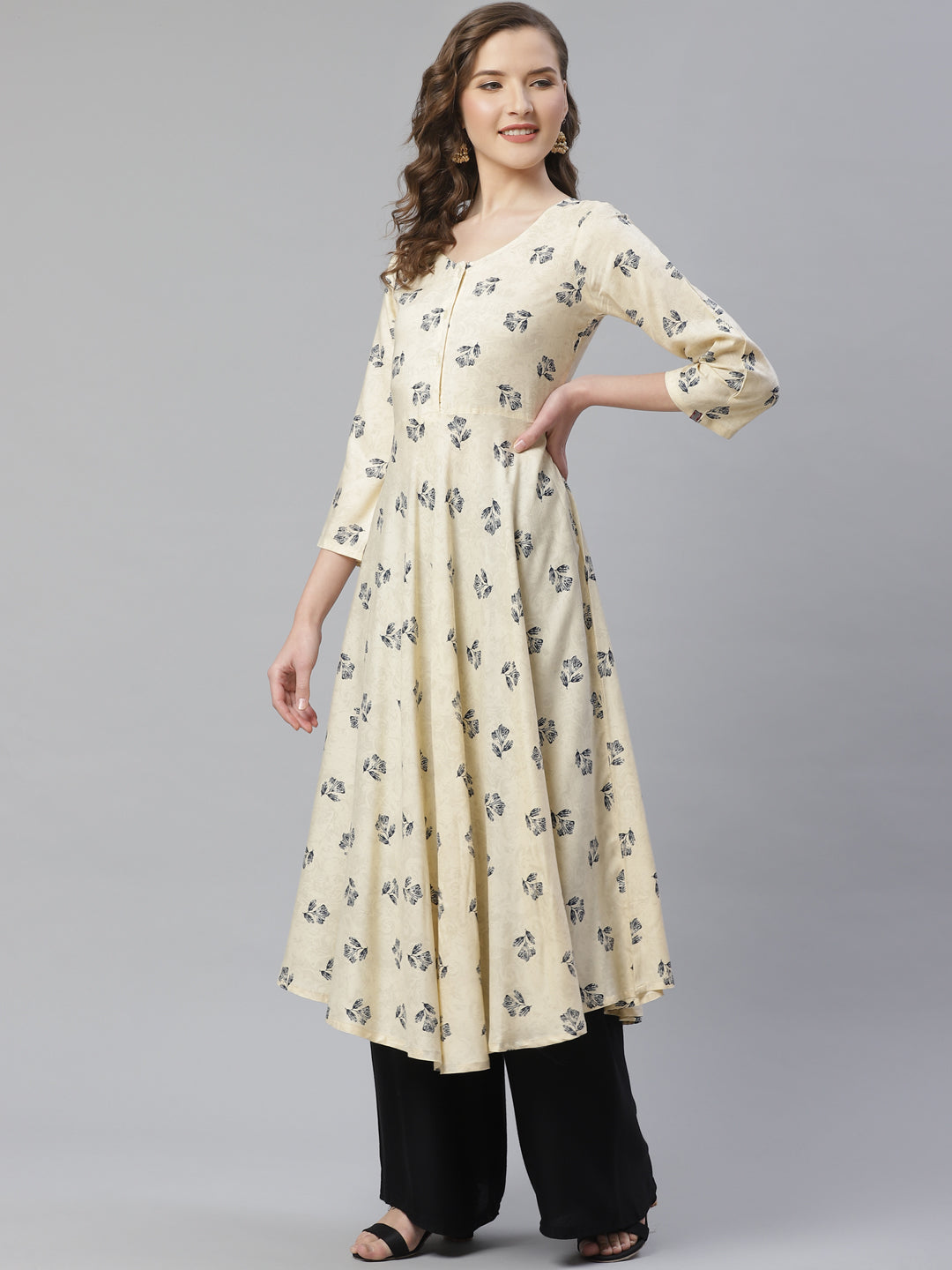 Jompers Women Off-White & Black Floral Printed A-Line Kurta ( ream )