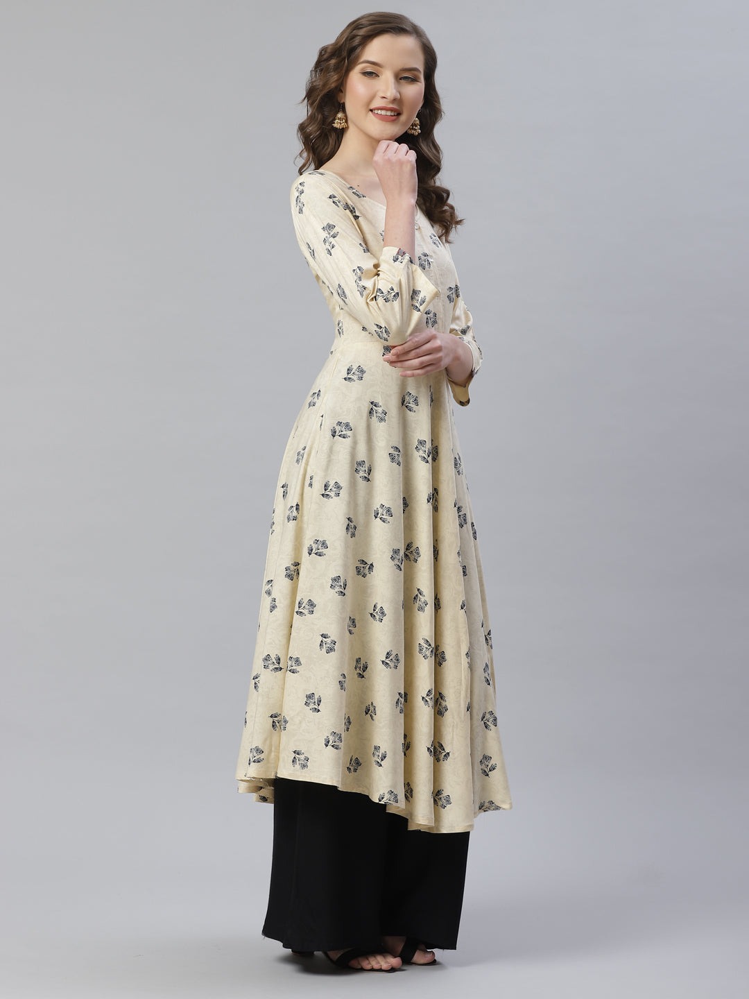 Jompers Women Off-White & Black Floral Printed A-Line Kurta ( ream )