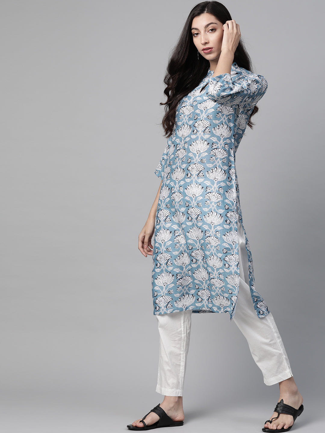 Jompers Women Blue & White Floral Printed Keyhole Neck Floral Kurta