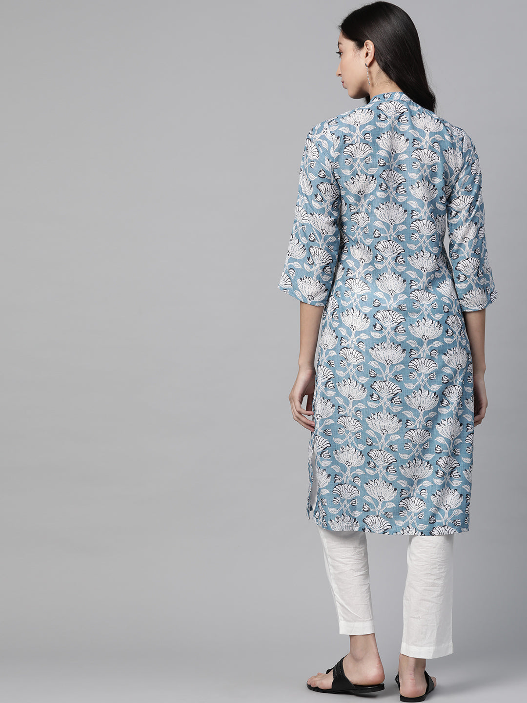 Jompers Women Blue & White Floral Printed Keyhole Neck Floral Kurta