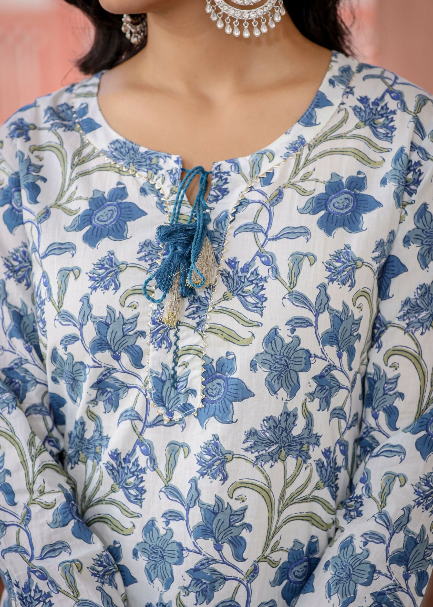 Kaajh Women's White Blue Floral Print Kurta Pant Set