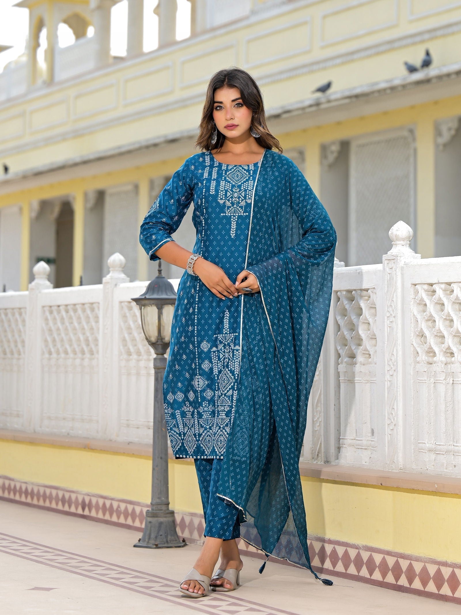 Juniper Women's Blue Viscose Rayon Printed Kurta Set