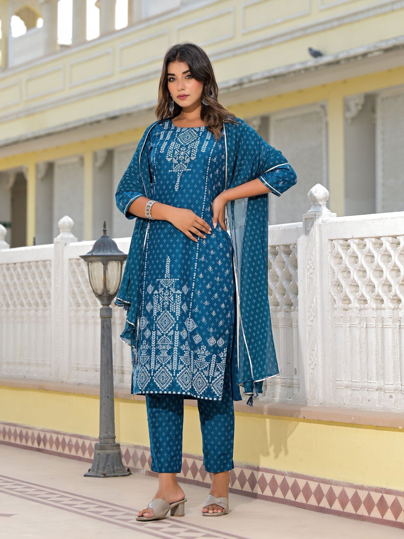Juniper Women's Blue Viscose Rayon Printed Kurta Set
