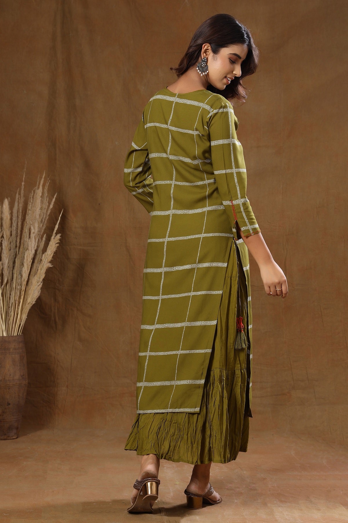 Kaajh Women's Green Embroidery Inner kurta
