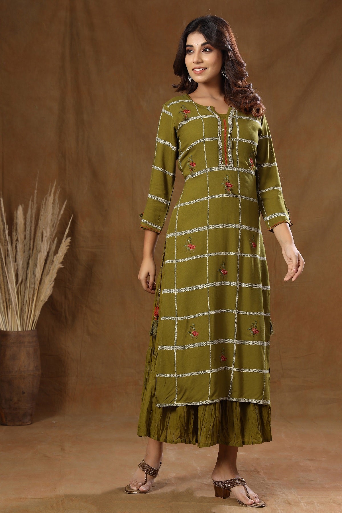 Kaajh Women's Green Embroidery Inner kurta