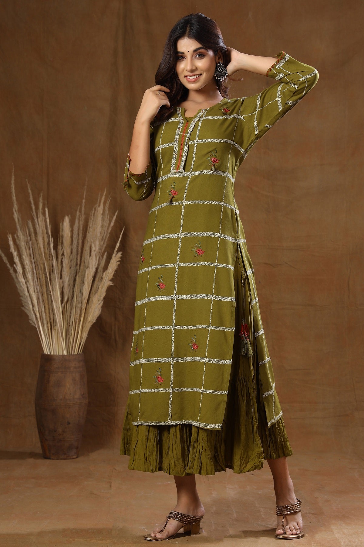Kaajh Women's Green Embroidery Inner kurta