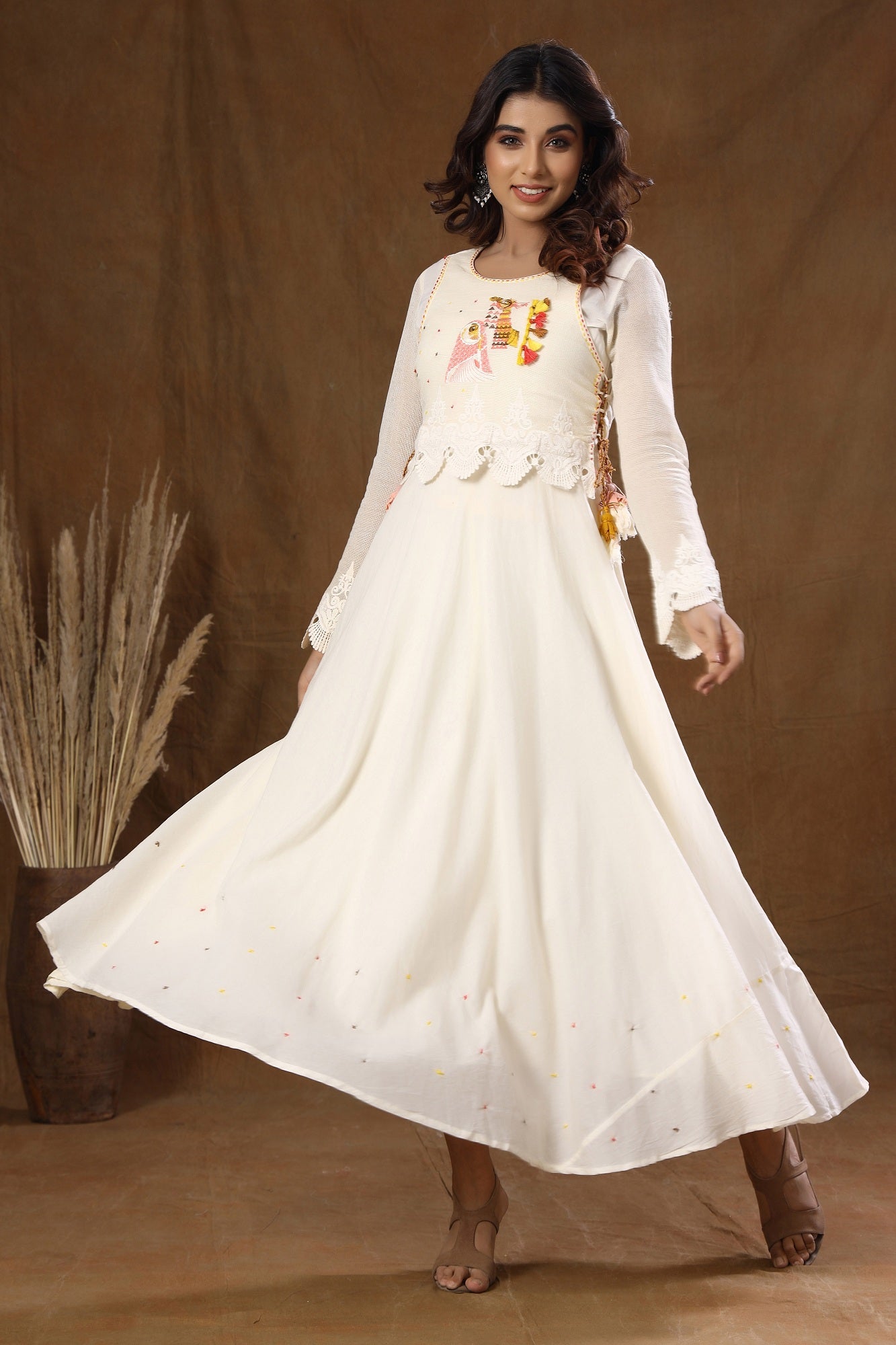 Kaajh Off White Thread Embroidery Kurta For Women