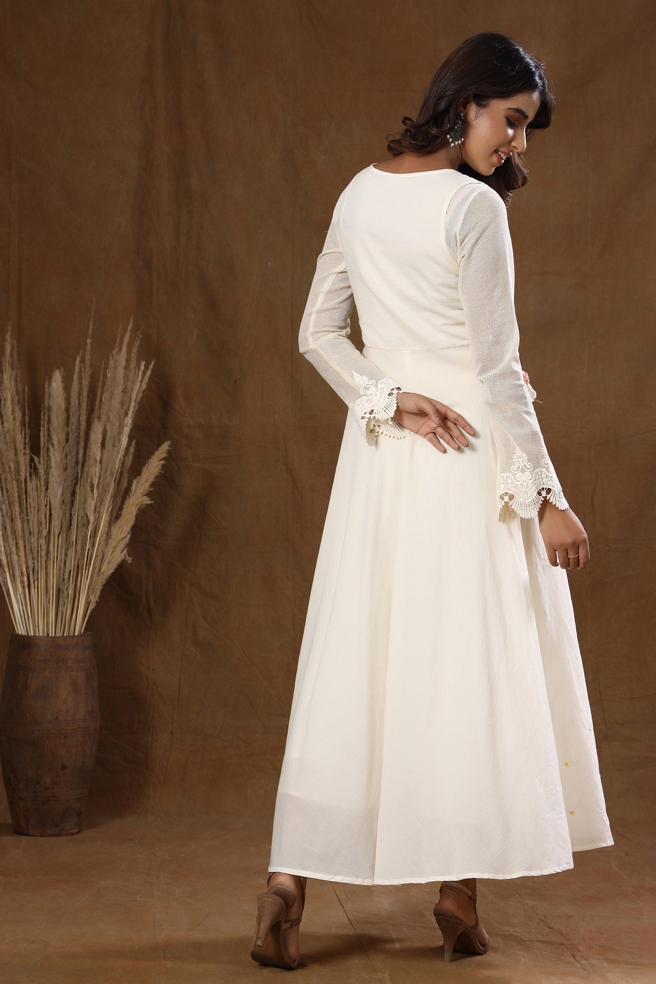 Kaajh Off White Thread Embroidery Kurta For Women
