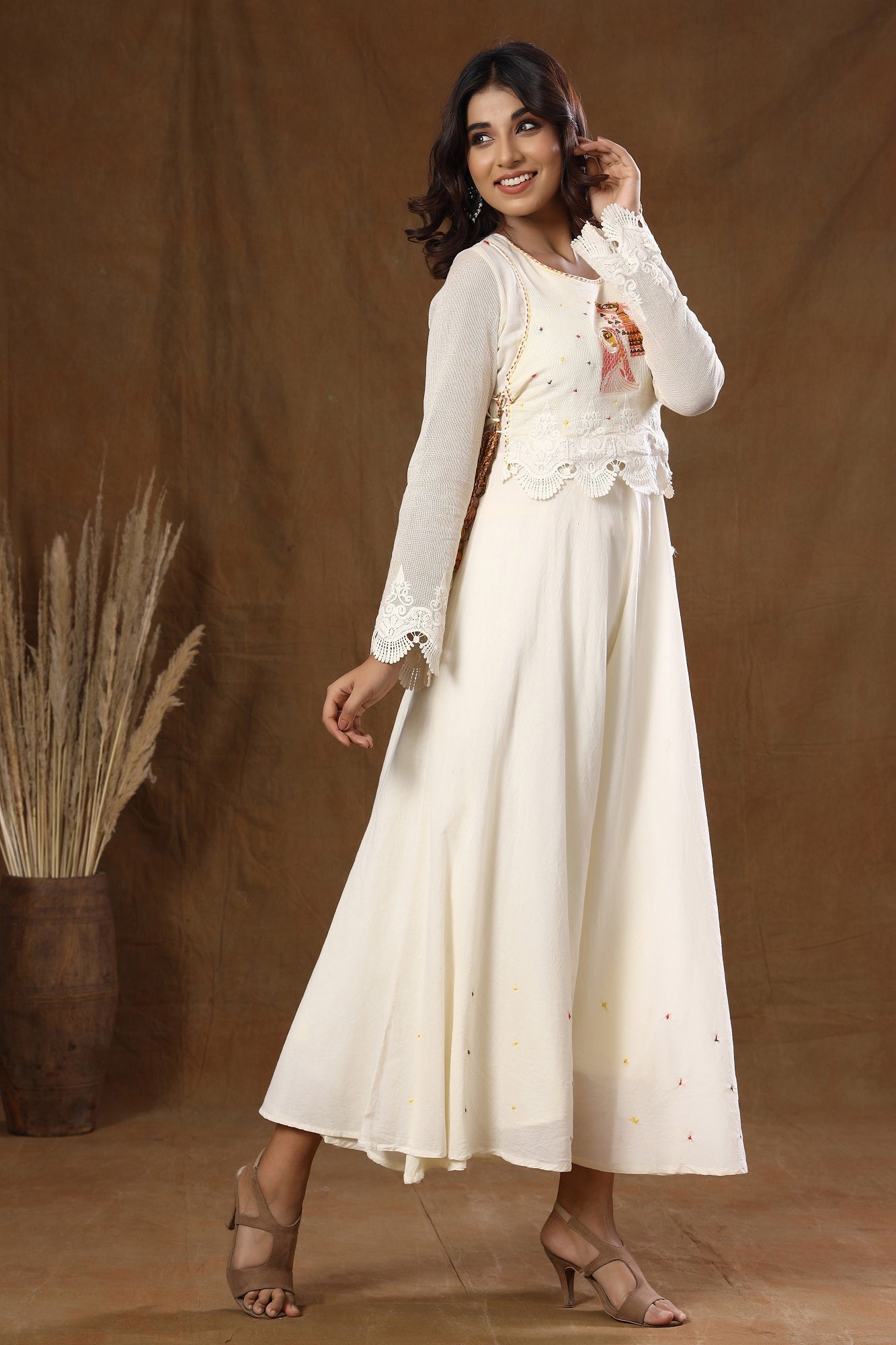 Kaajh Off White Thread Embroidery Kurta For Women