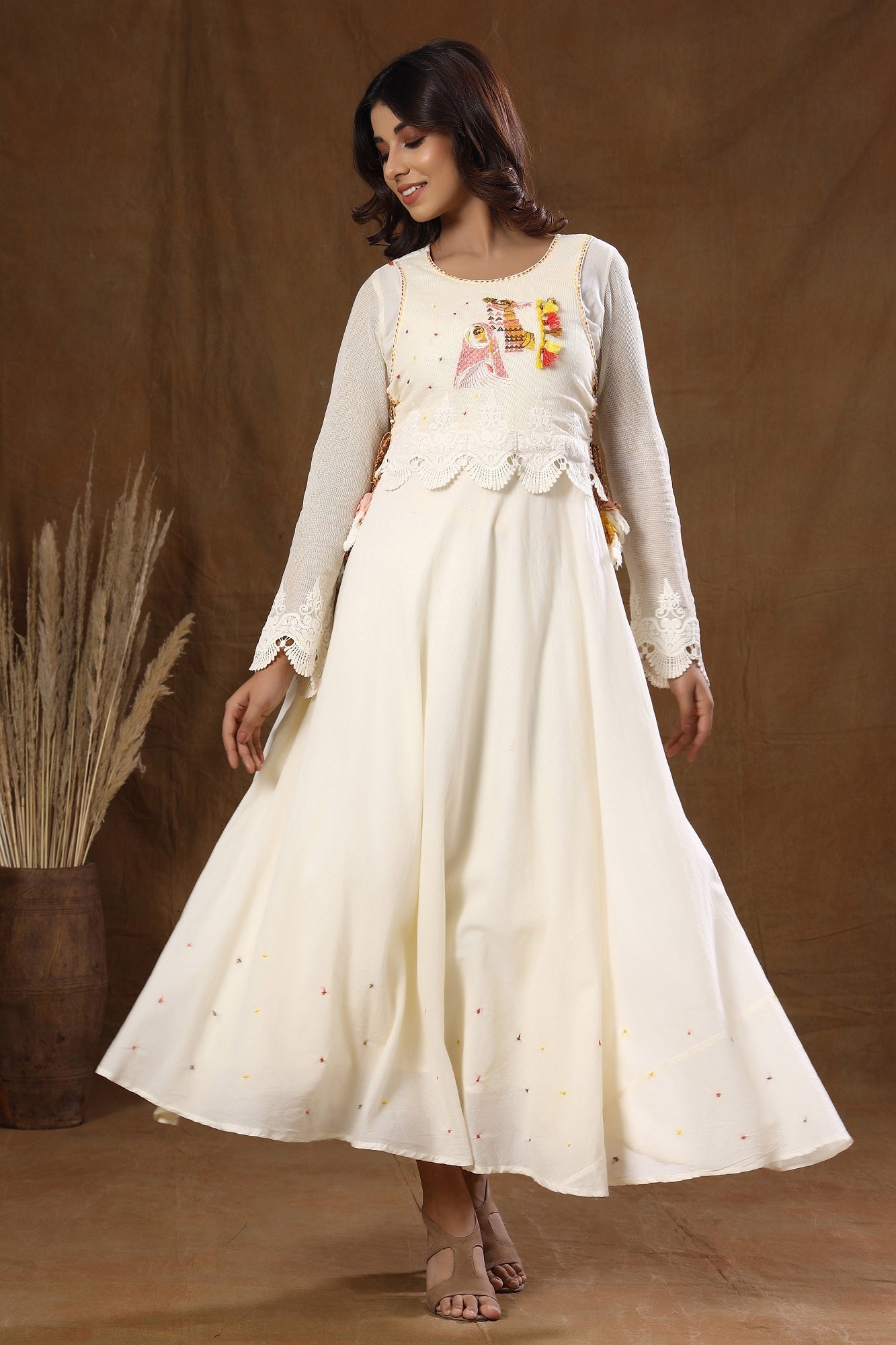 Kaajh Off White Thread Embroidery Kurta For Women