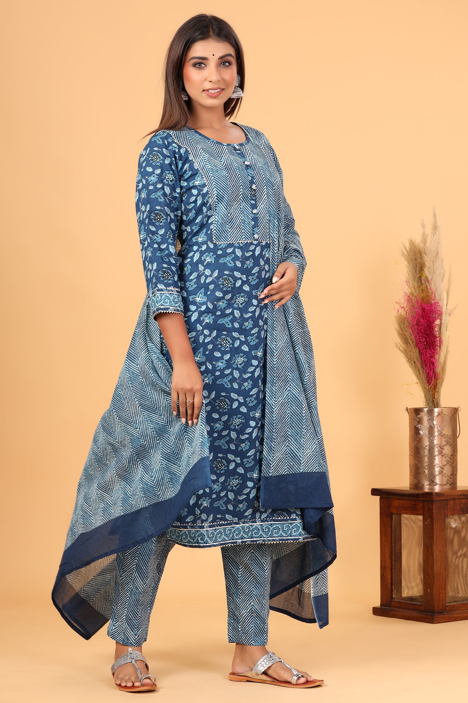 Kaajh Women's Blue Floral Print Suit Set