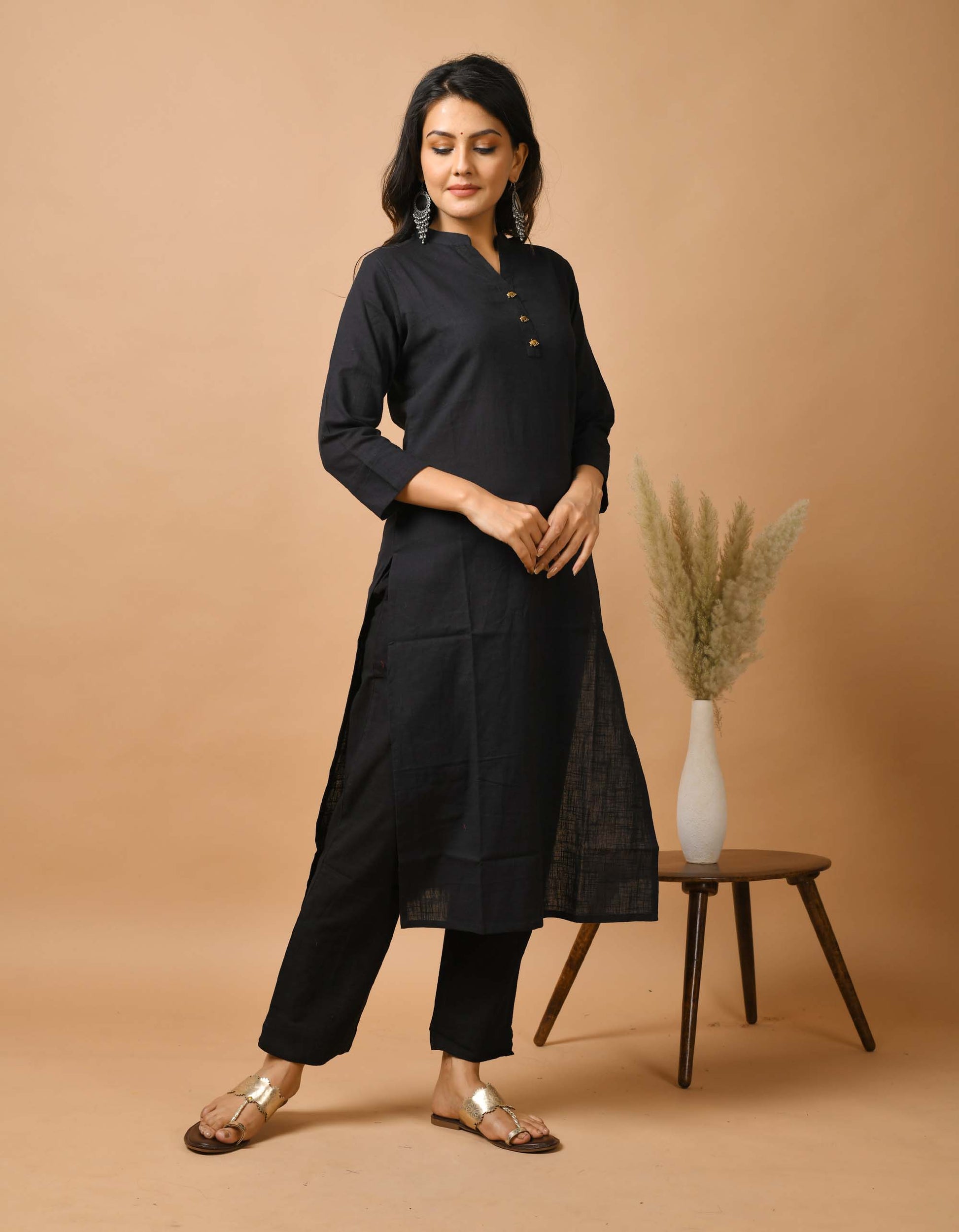 Kaajh Women's Black Solid Metal Embellishment Kurta