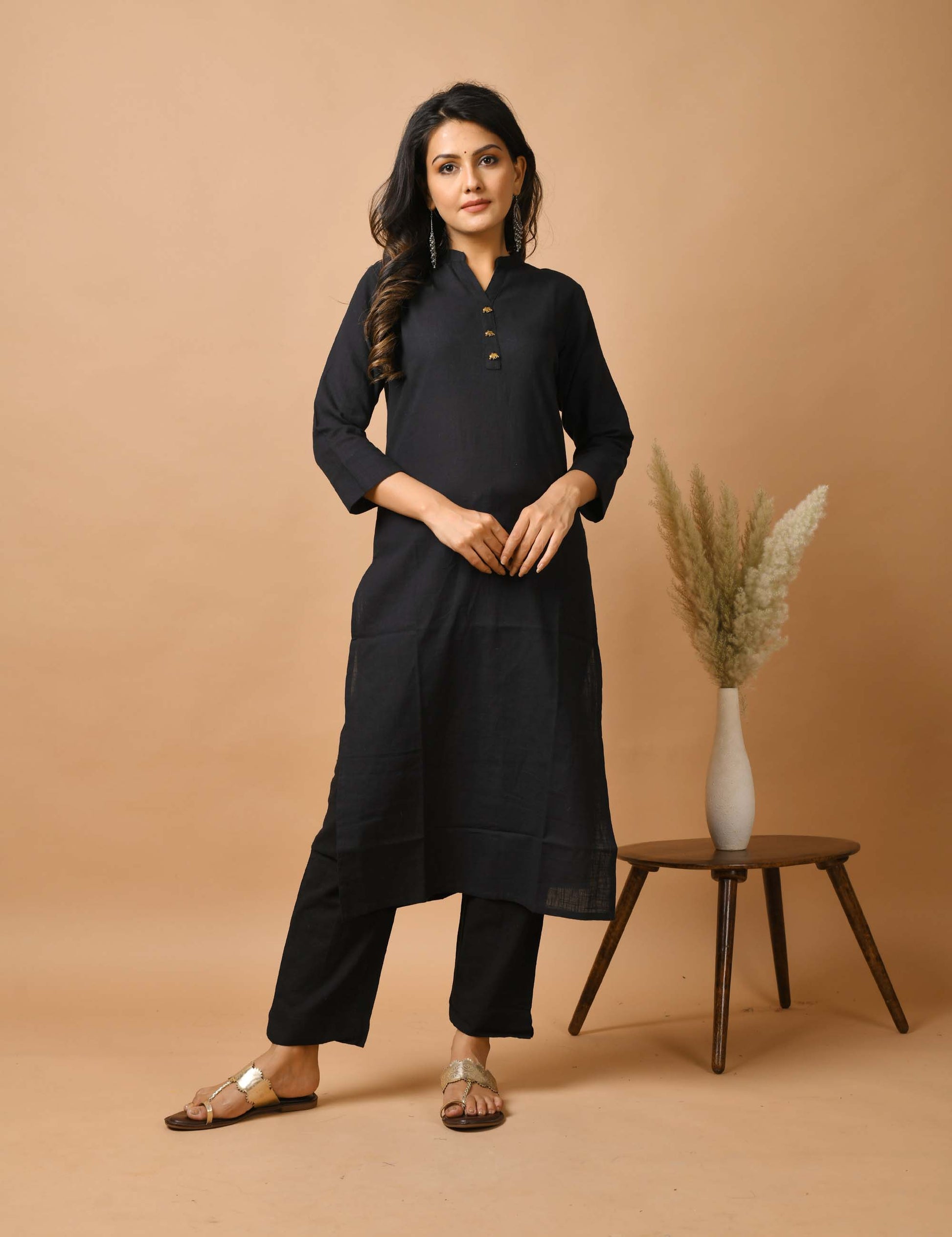 Kaajh Women's Black Solid Metal Embellishment Kurta