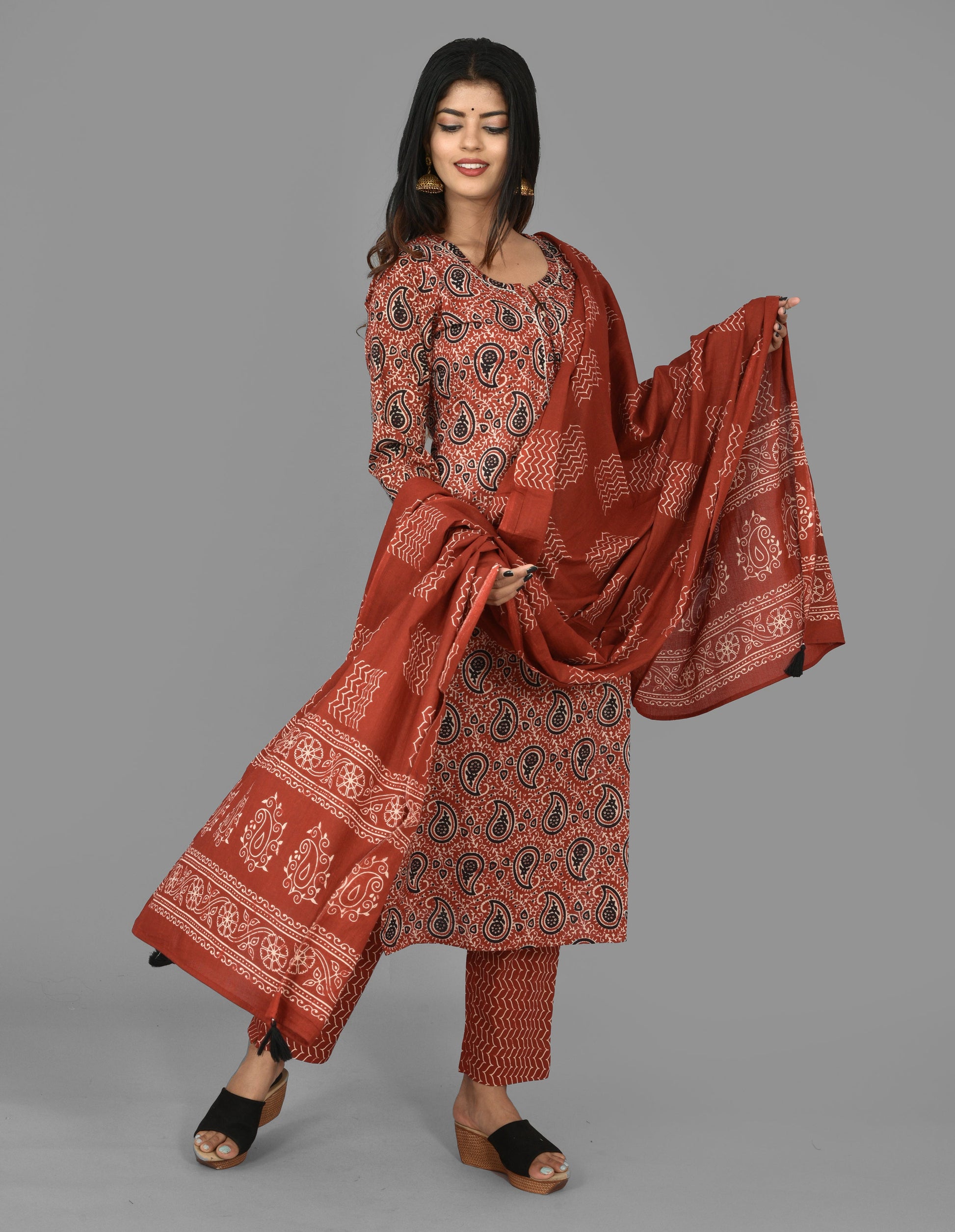 Kaajh Women's Red Paisley Print Cotton Suit Set