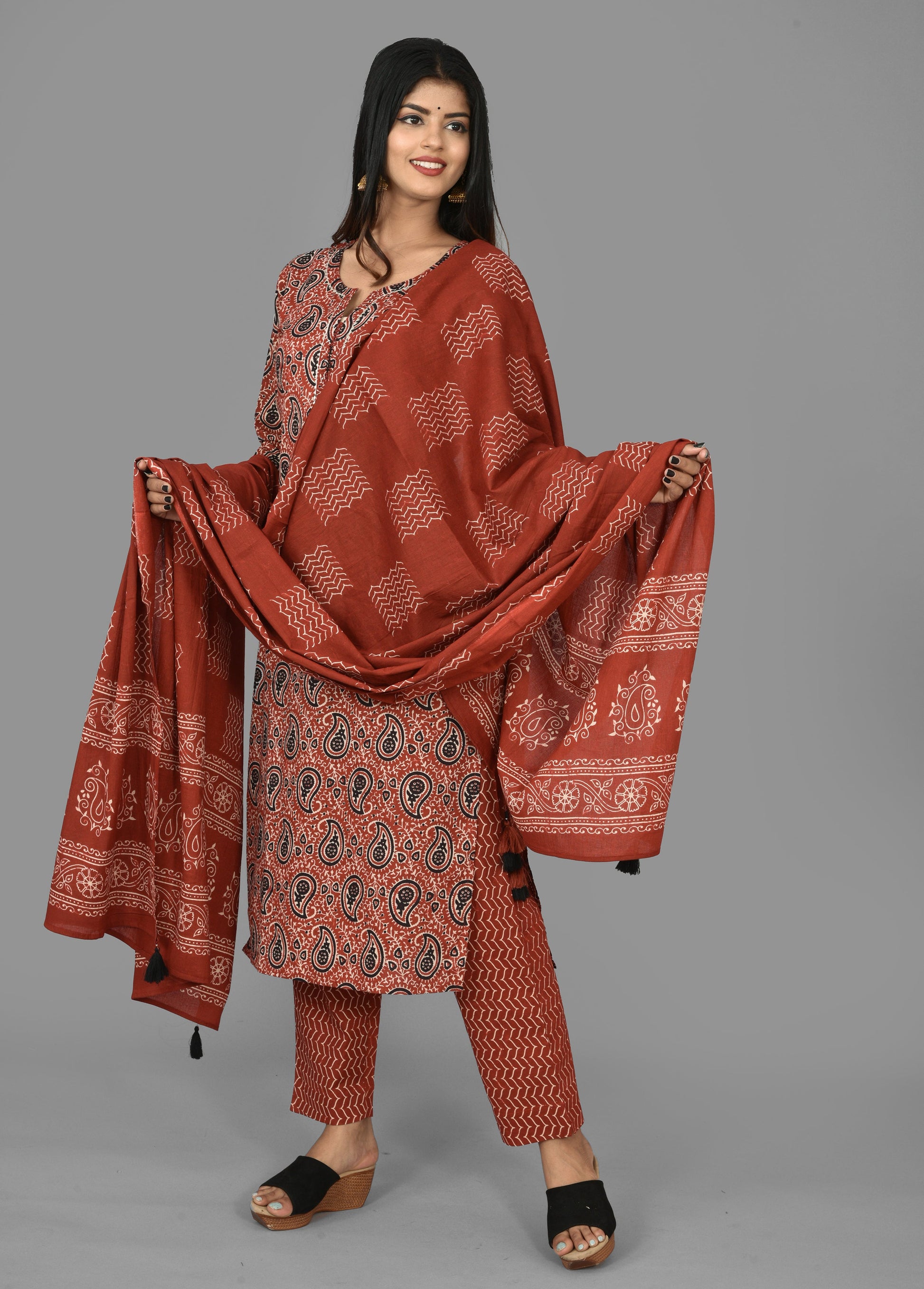 Kaajh Women's Red Paisley Print Cotton Suit Set