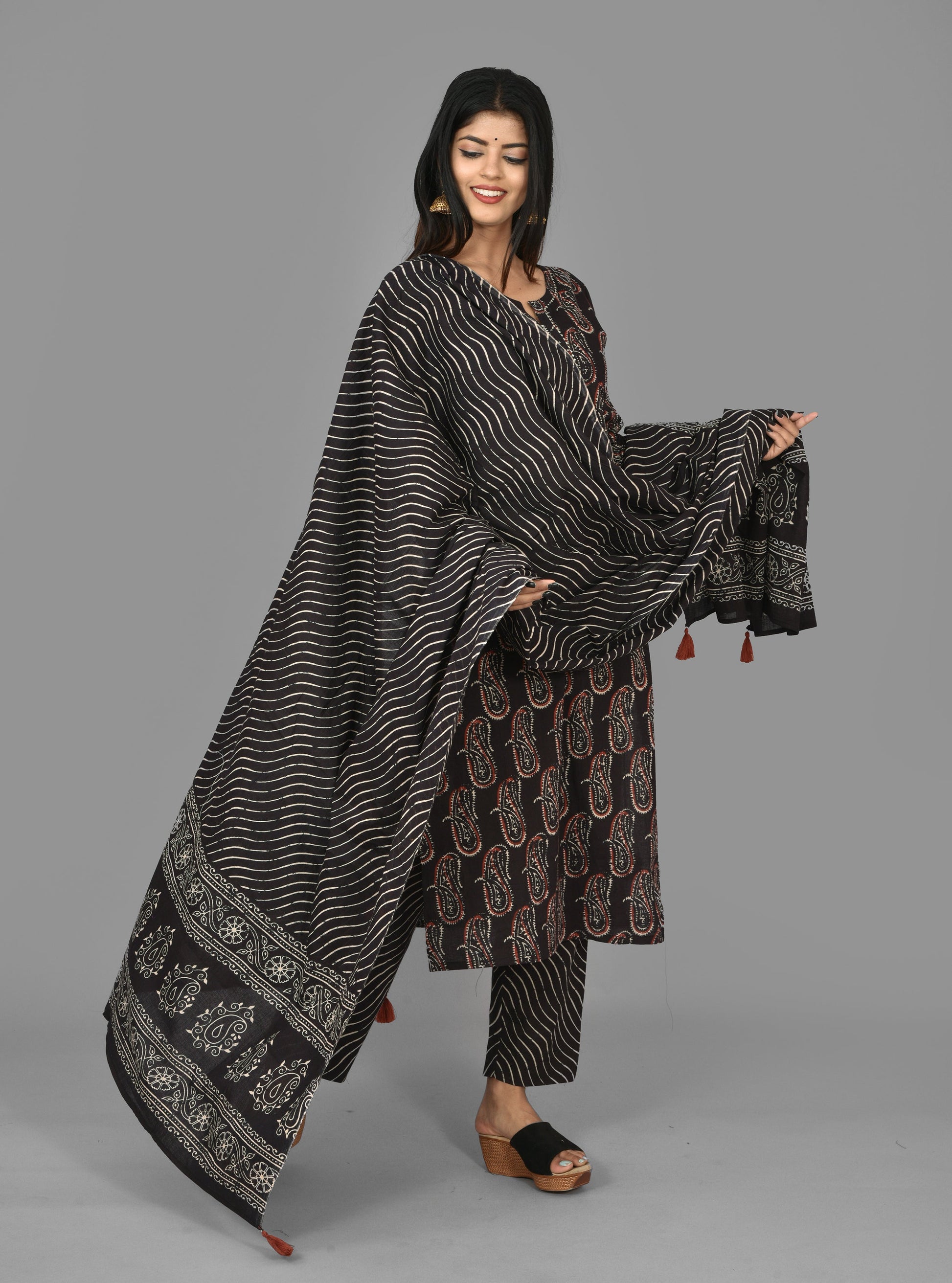 Kaajh Women's Black Paisley Print Cotton Suit Set