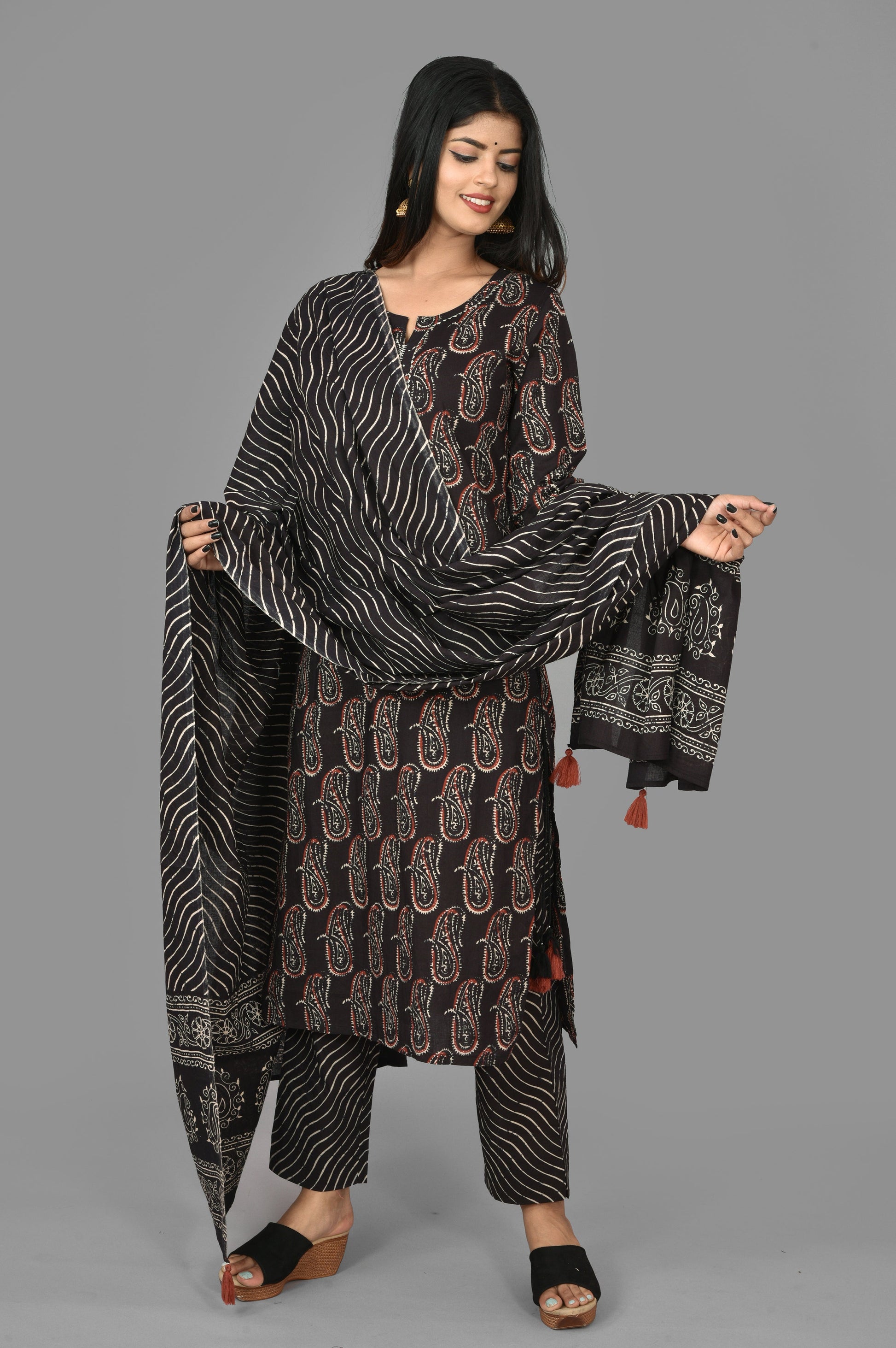 Kaajh Women's Black Paisley Print Cotton Suit Set