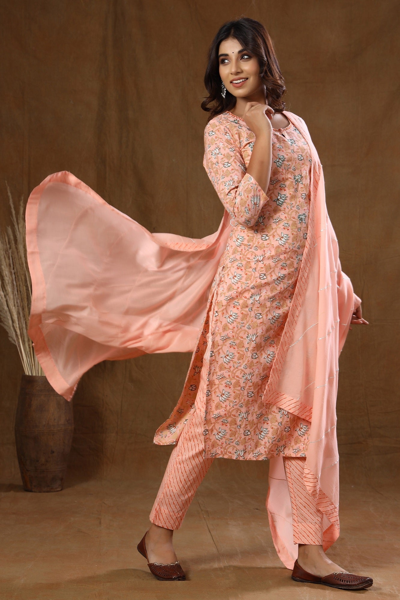 Kaajh Women's Pink Floral Print Beautiful Suit Set