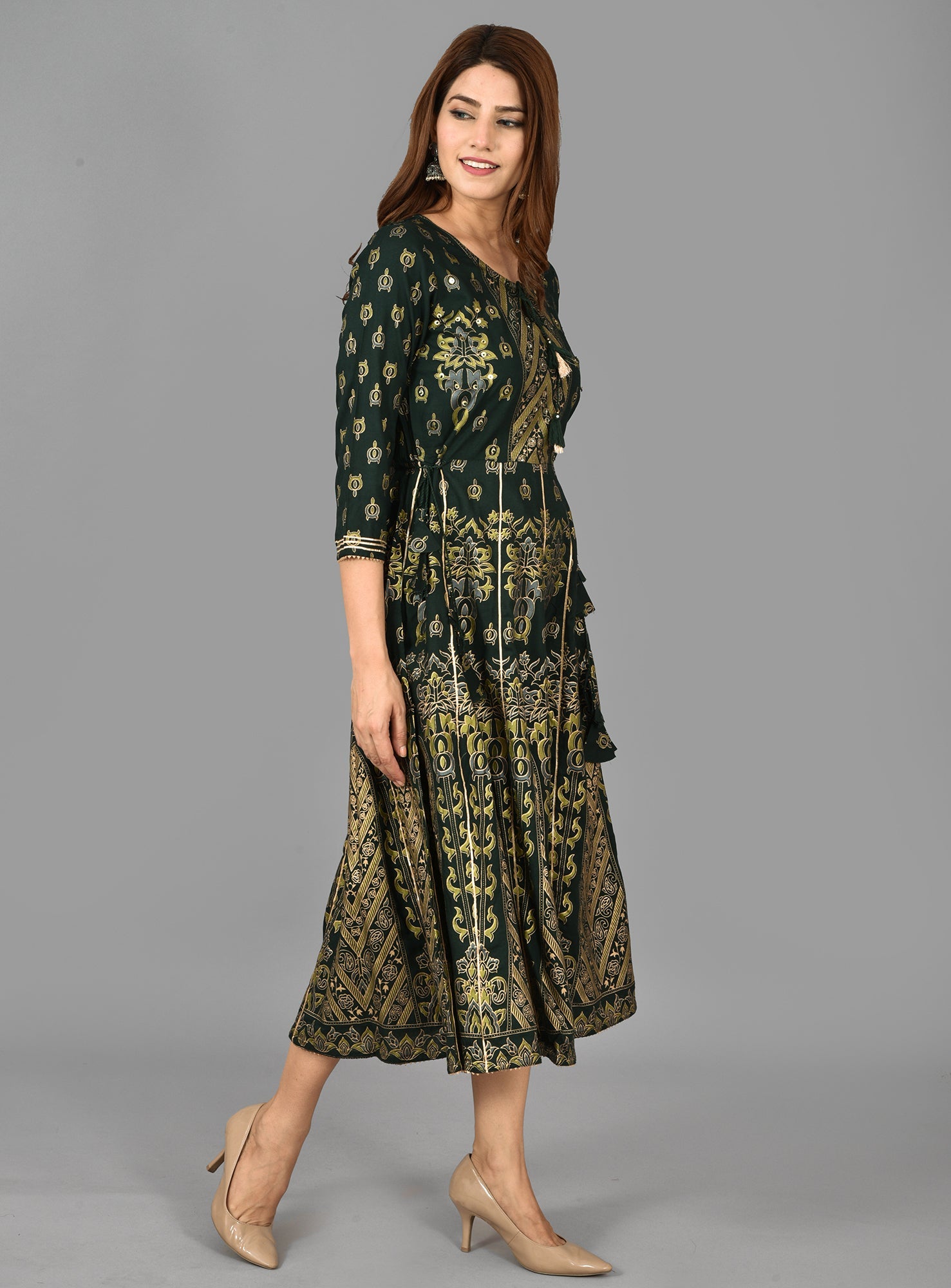 Kaajh Women's Green Gold Print Rayon Kurta