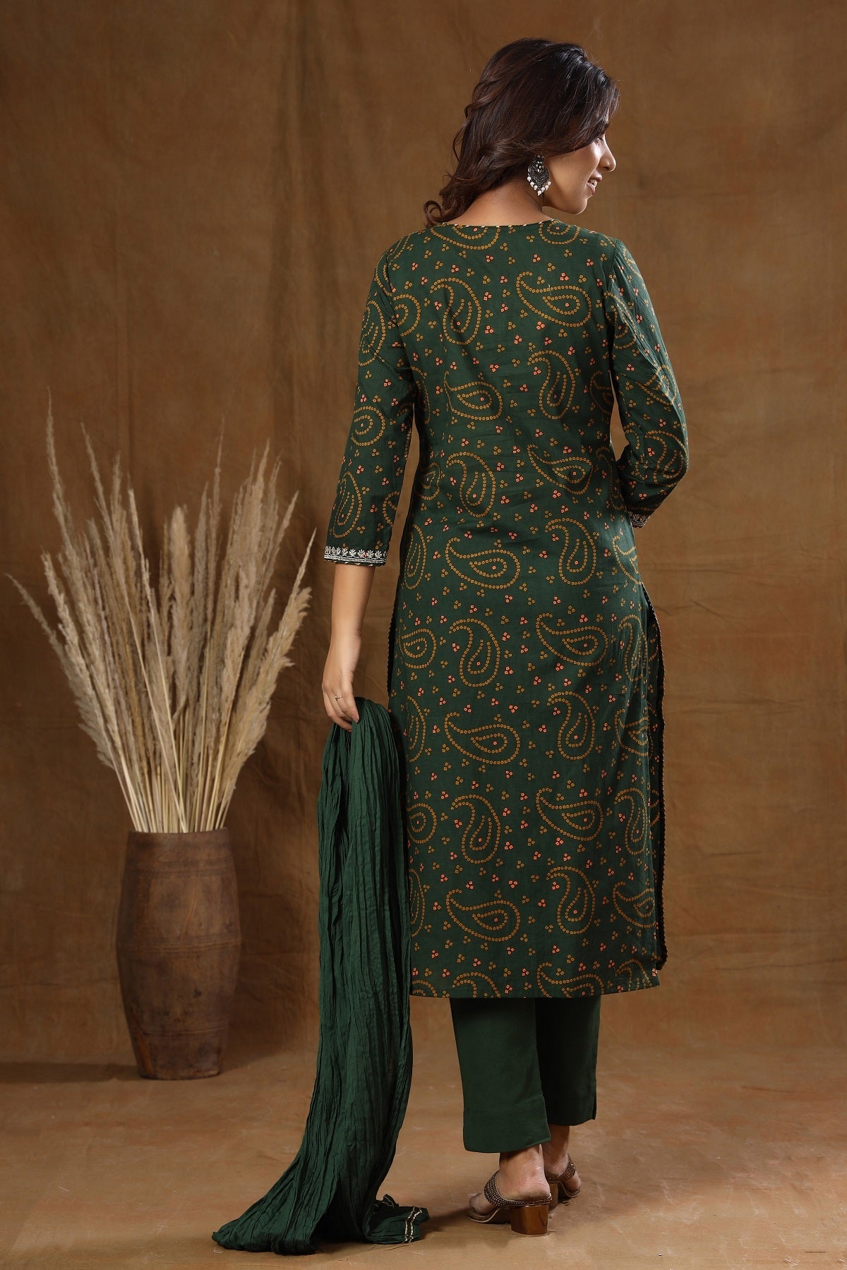 Kaajh Women's Green Bandhej Embroidery Suit Set