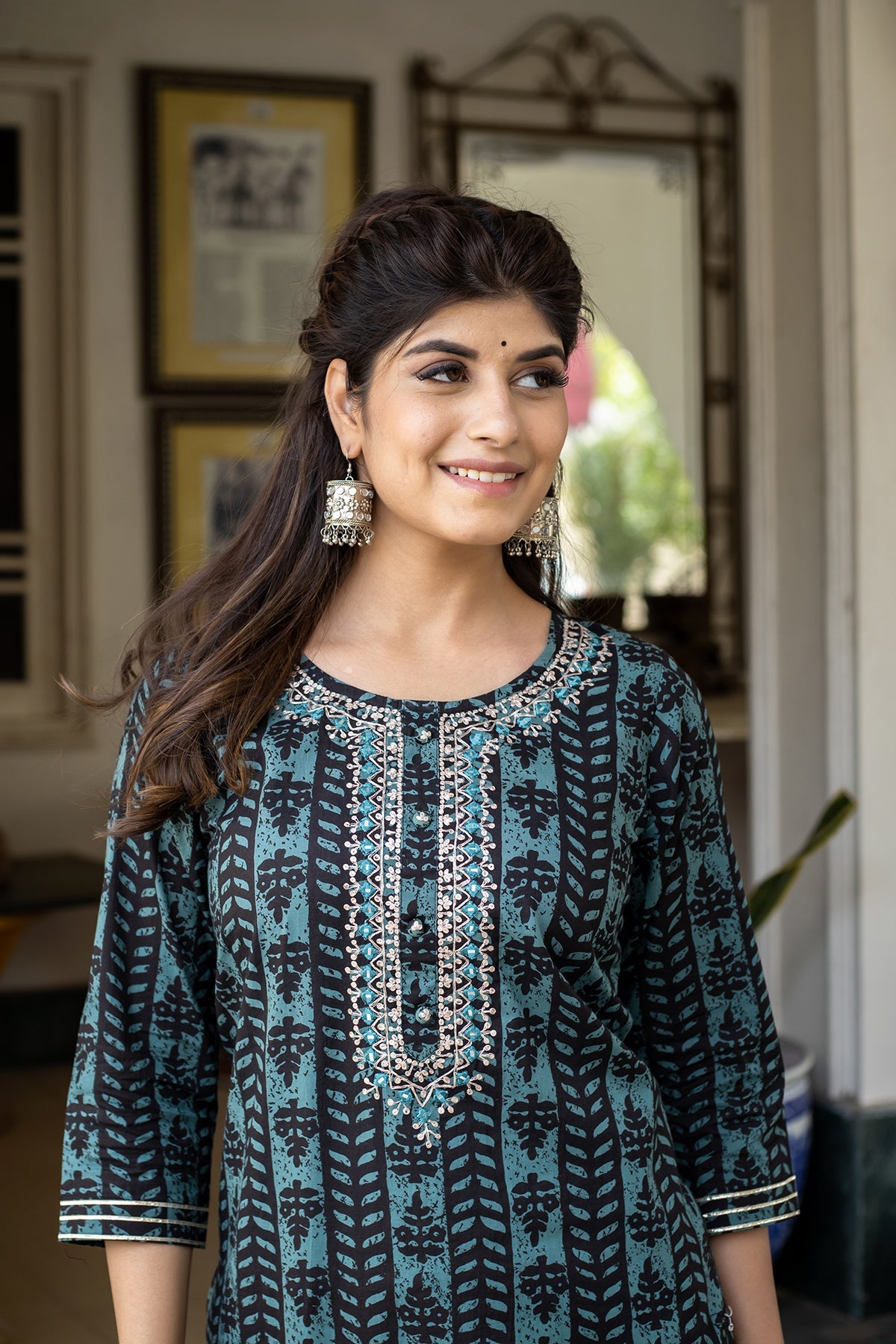 Kaajh Women's Green Embroidered Kurta Pant Set