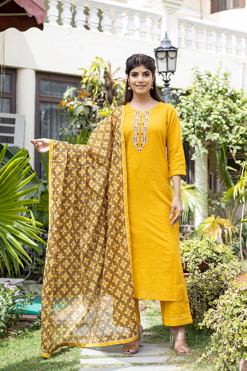 Kaajh Women's Yellow Zari Embroidery Kurta Pant Set With Dupatta