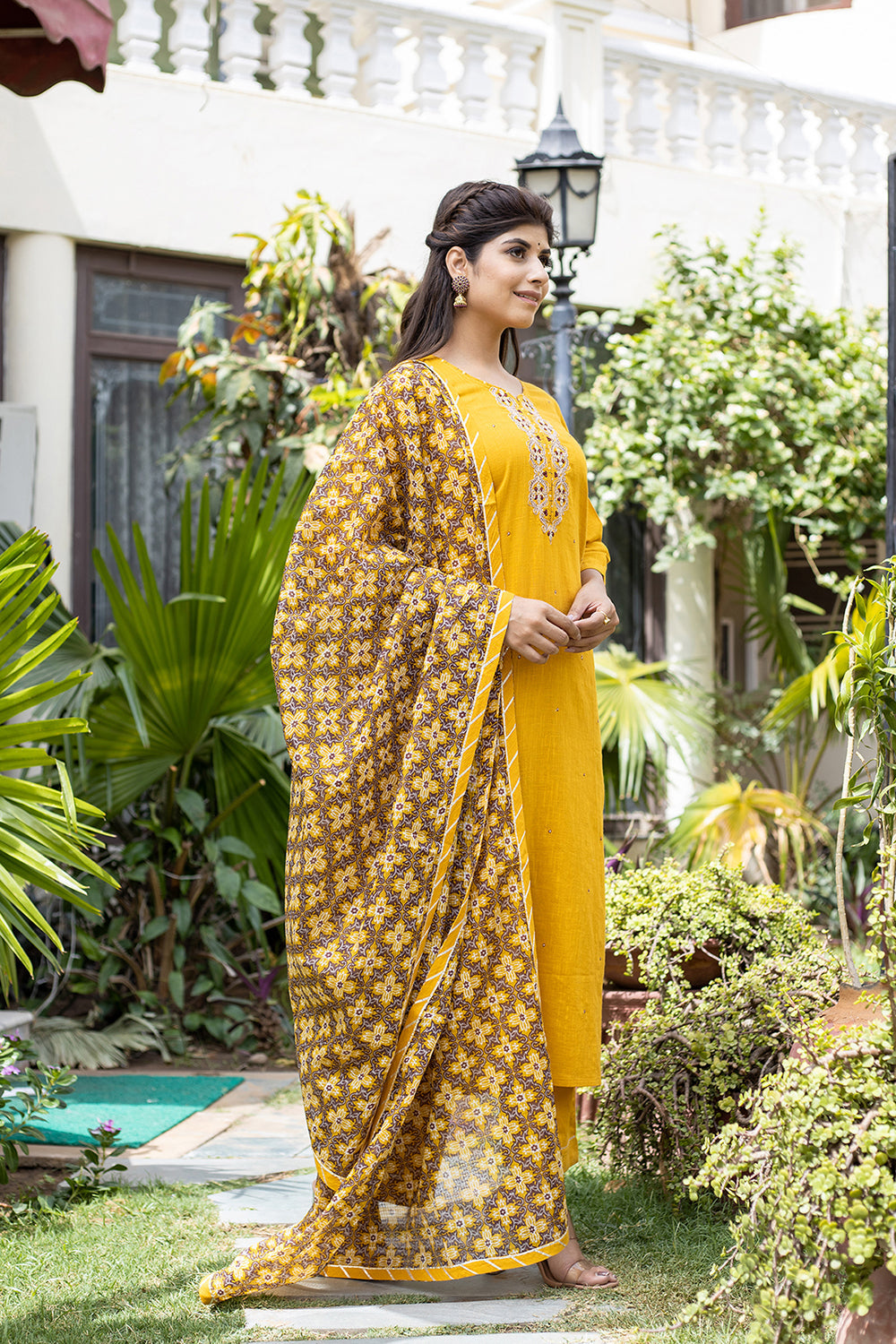 Kaajh Women's Yellow Zari Embroidery Kurta Pant Set With Dupatta