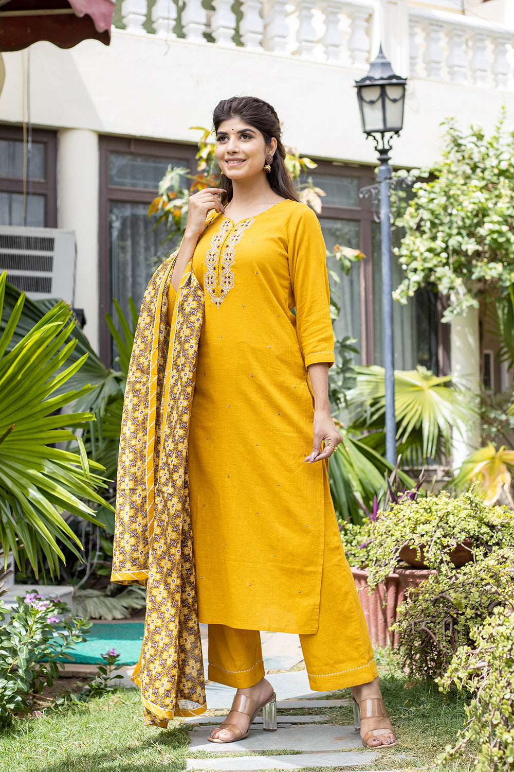 Kaajh Women's Yellow Zari Embroidery Kurta Pant Set With Dupatta