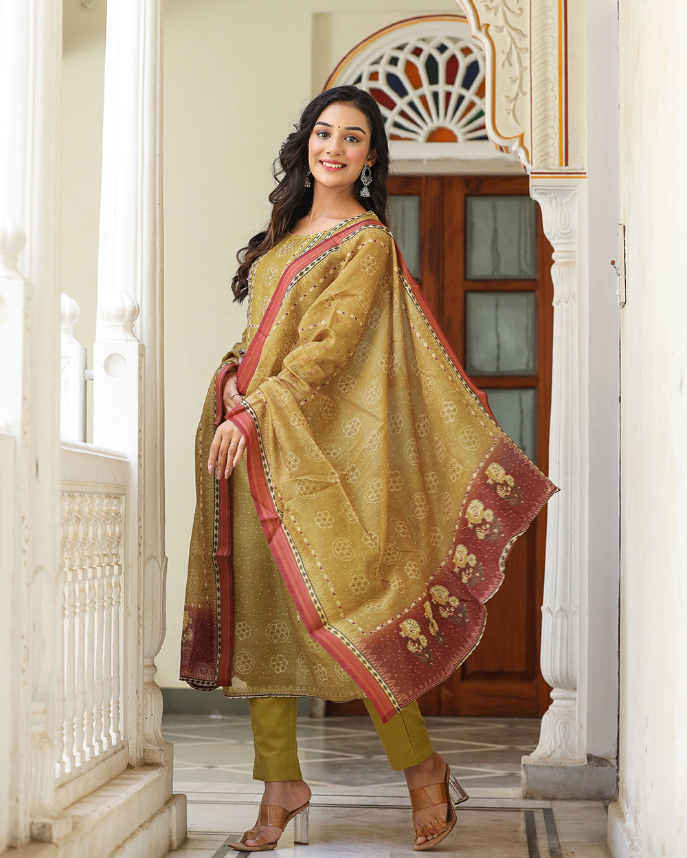 Kaajh Women's Mehndi Green Chanderi Kurta Set With Dupatta And Pant