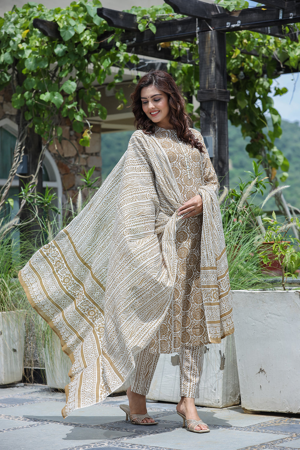 Kaajh Women's Brown Floral Cotton Suit Set