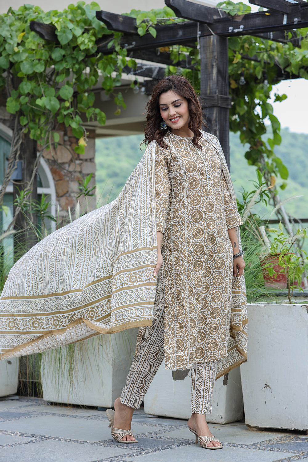Kaajh Women's Brown Floral Cotton Suit Set
