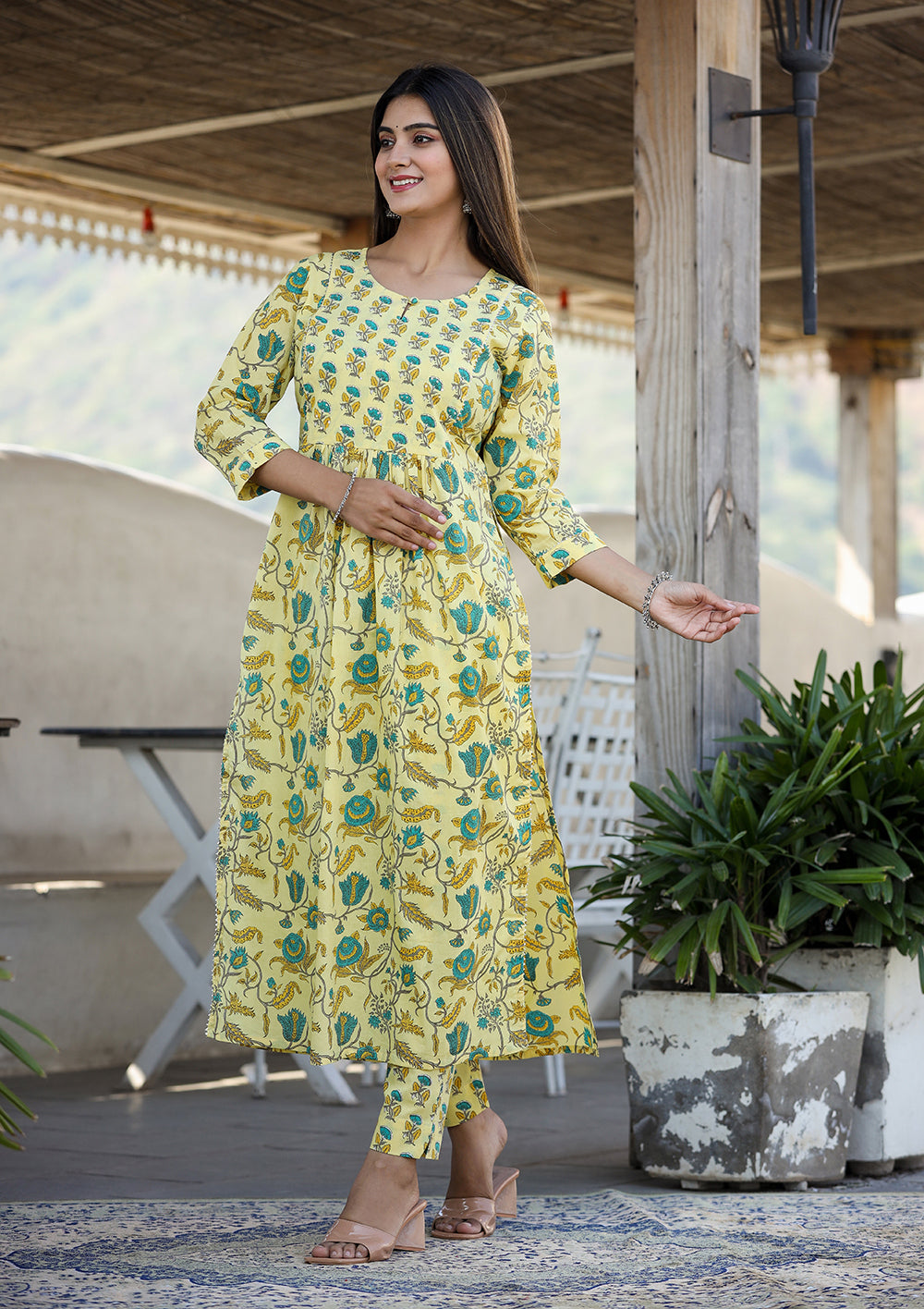 Kaajh Women's Yellow Floral Print Side Slit Cotton Kurta Pant Set