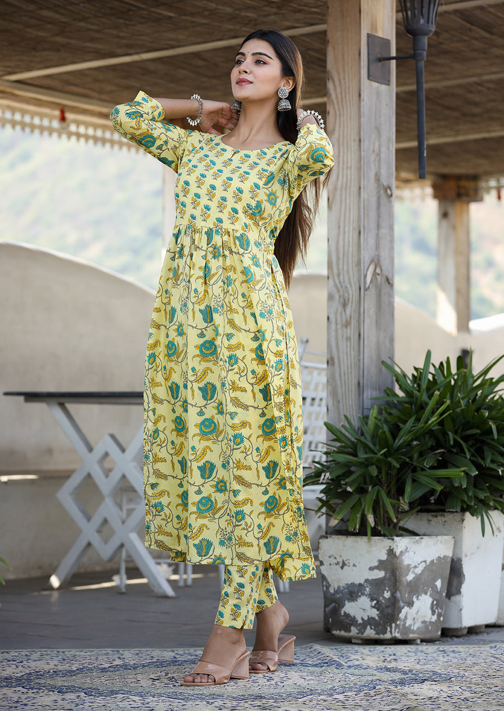 Kaajh Women's Yellow Floral Print Side Slit Cotton Kurta Pant Set
