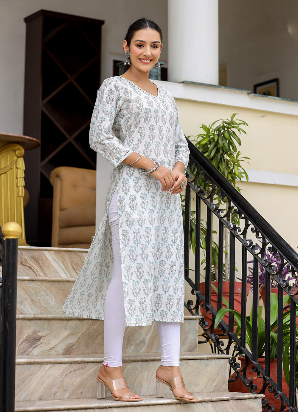 Kaajh Women's White Floral Print Cotton Casual Kurta
