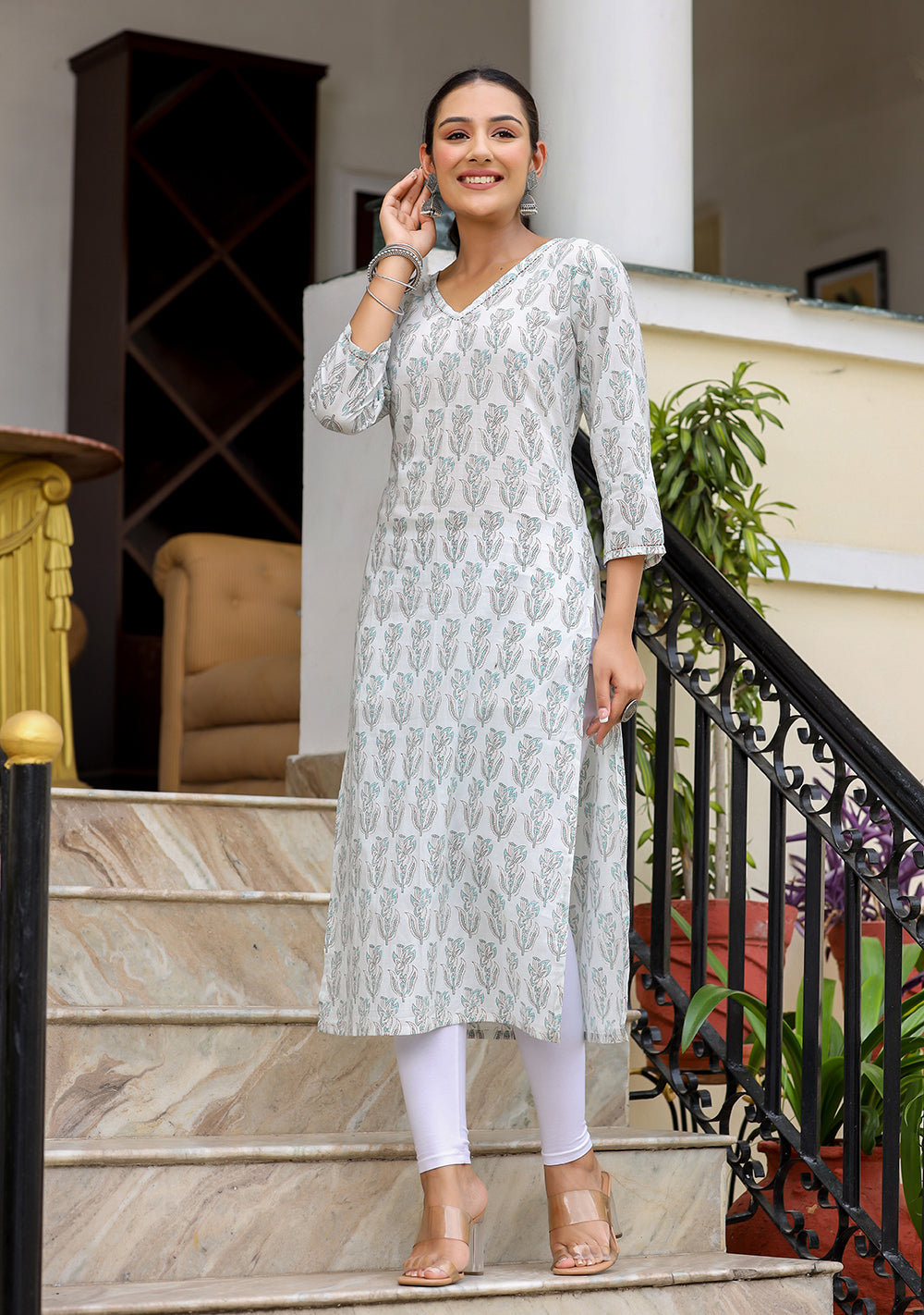 Kaajh Women's White Floral Print Cotton Casual Kurta